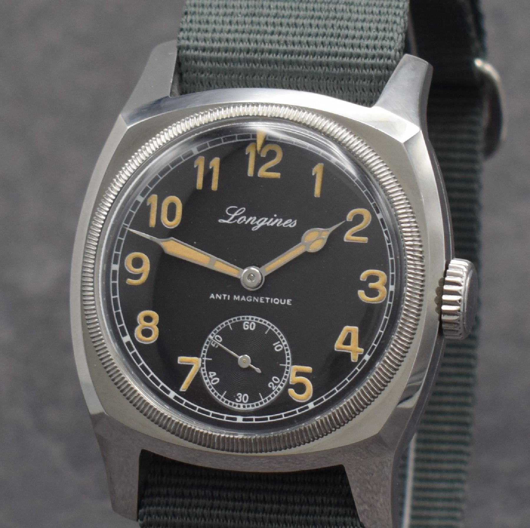 Detail c: LONGINES Militäruhr der tschechischen Armee, Schweiz um 1935, Handaufzug, 2-tlg. Stahlgeh., seitl. zwischen den Anstößen verschr., Boden m. ...