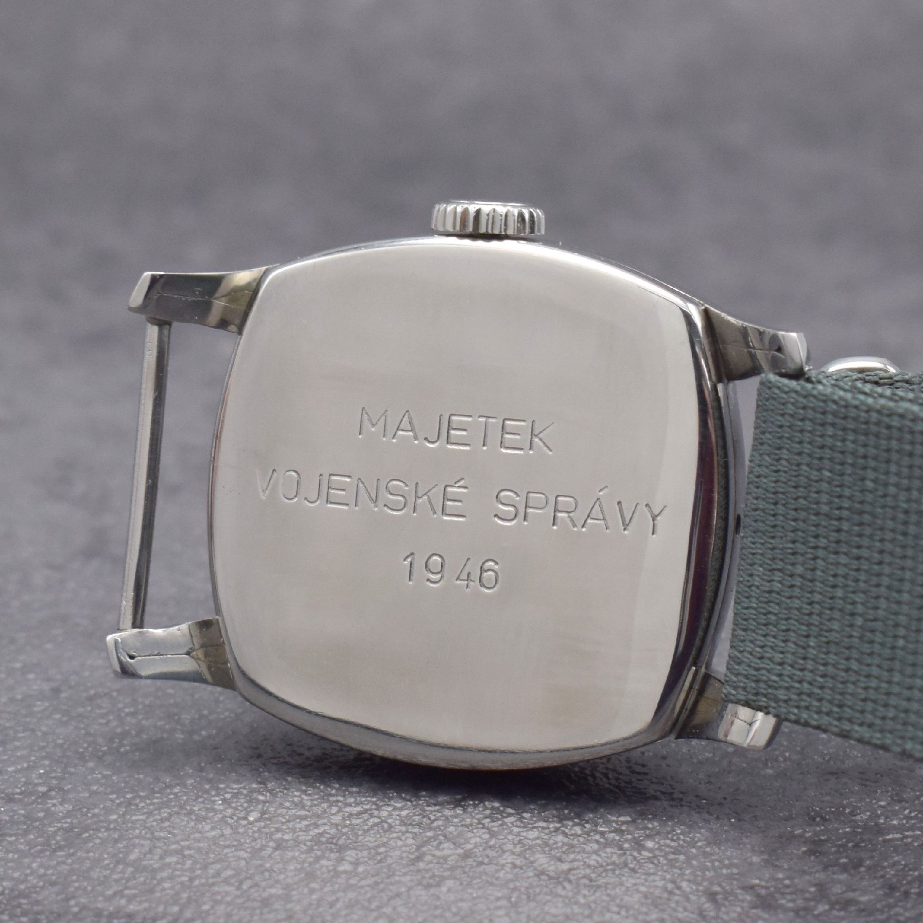 Detail d: LONGINES Militäruhr der tschechischen Armee, Schweiz um 1935, Handaufzug, 2-tlg. Stahlgeh., seitl. zwischen den Anstößen verschr., Boden m. ...