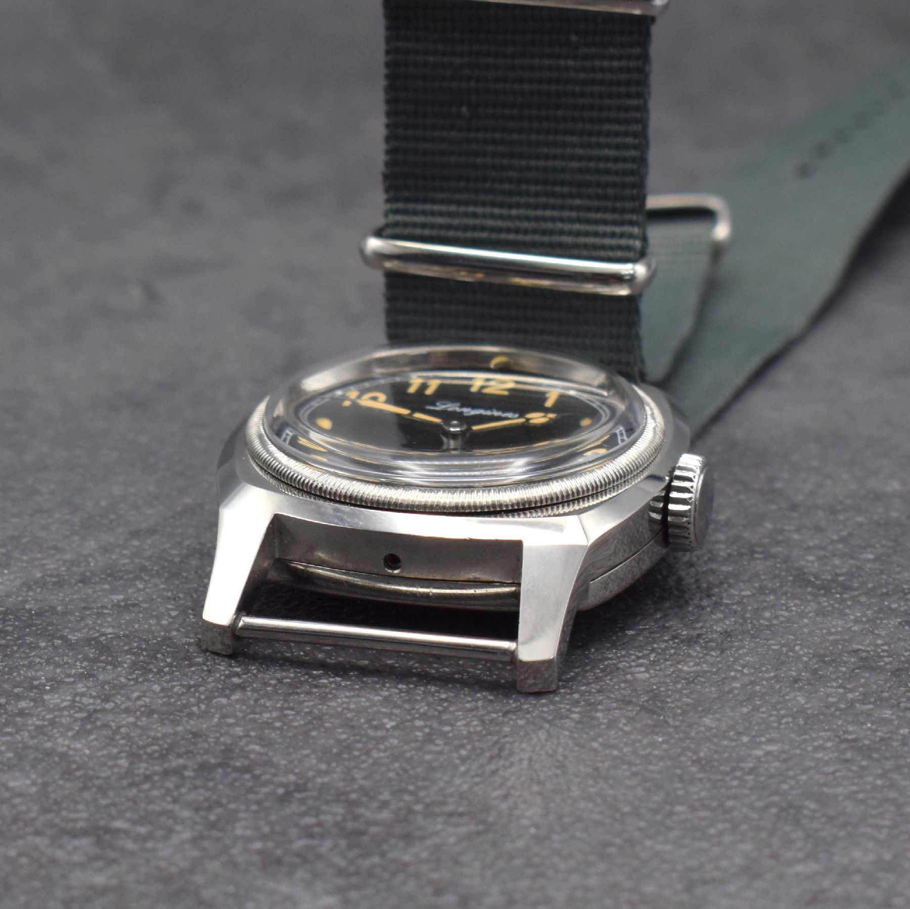 Detail e: LONGINES Militäruhr der tschechischen Armee, Schweiz um 1935, Handaufzug, 2-tlg. Stahlgeh., seitl. zwischen den Anstößen verschr., Boden m. ...