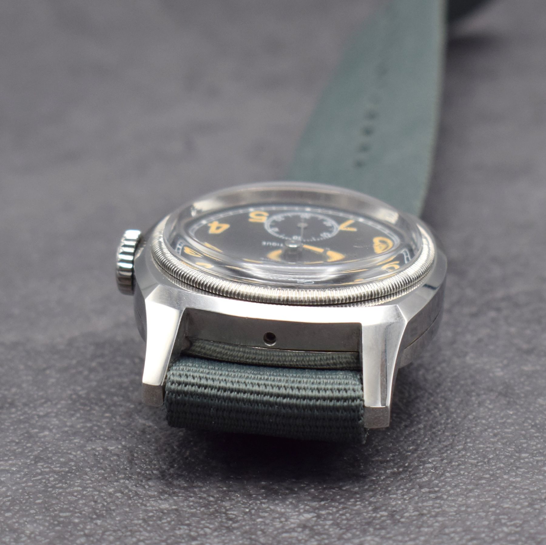Detail f: LONGINES Militäruhr der tschechischen Armee, Schweiz um 1935, Handaufzug, 2-tlg. Stahlgeh., seitl. zwischen den Anstößen verschr., Boden m. ...