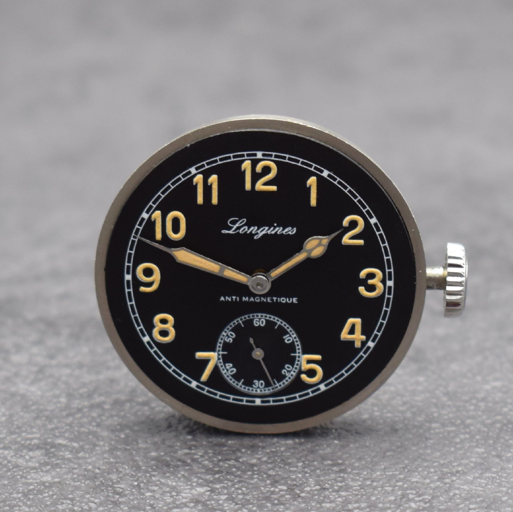 Detail g: LONGINES Militäruhr der tschechischen Armee, Schweiz um 1935, Handaufzug, 2-tlg. Stahlgeh., seitl. zwischen den Anstößen verschr., Boden m. ...