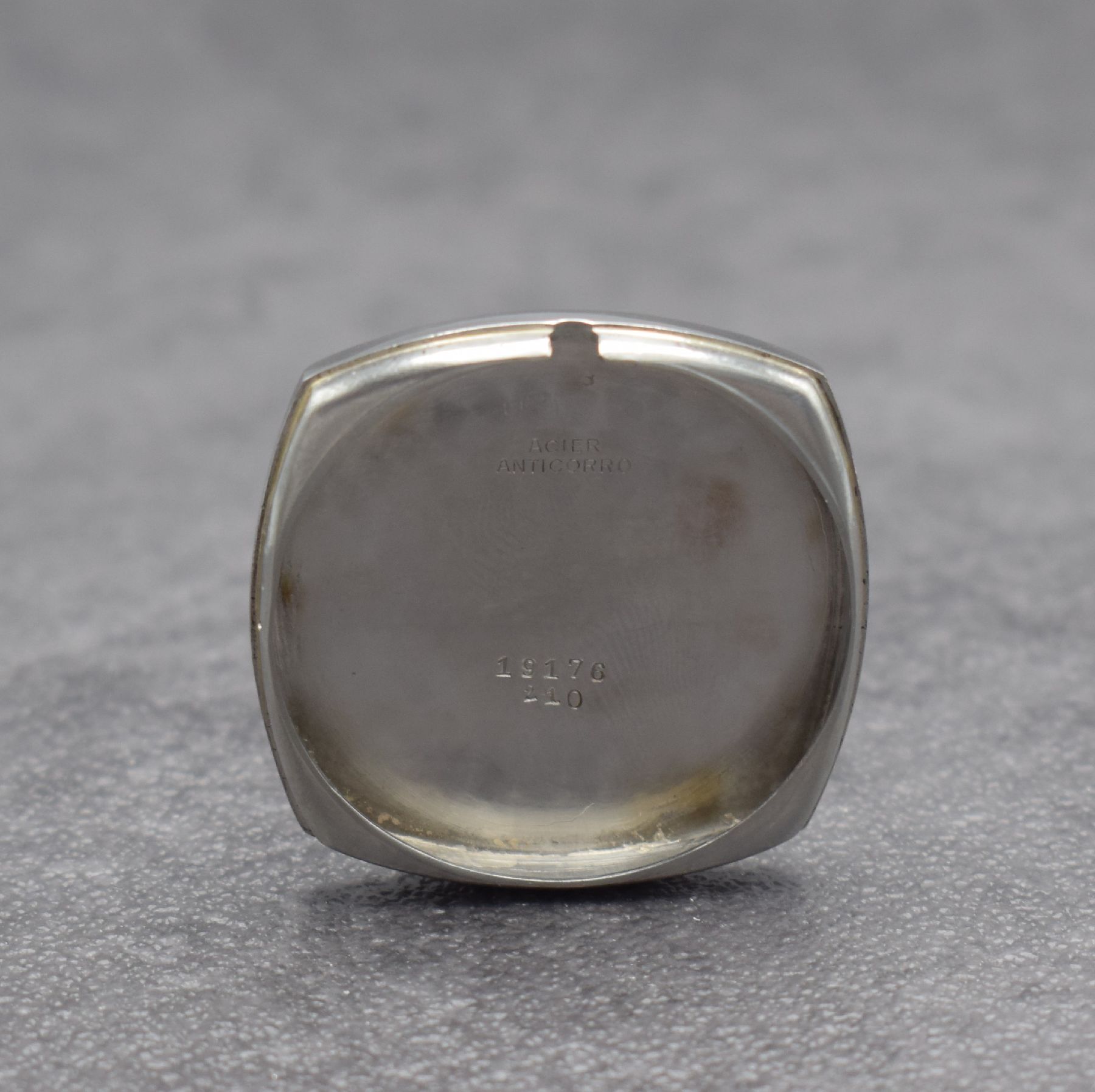 Detail i: LONGINES Militäruhr der tschechischen Armee, Schweiz um 1935, Handaufzug, 2-tlg. Stahlgeh., seitl. zwischen den Anstößen verschr., Boden m. ...