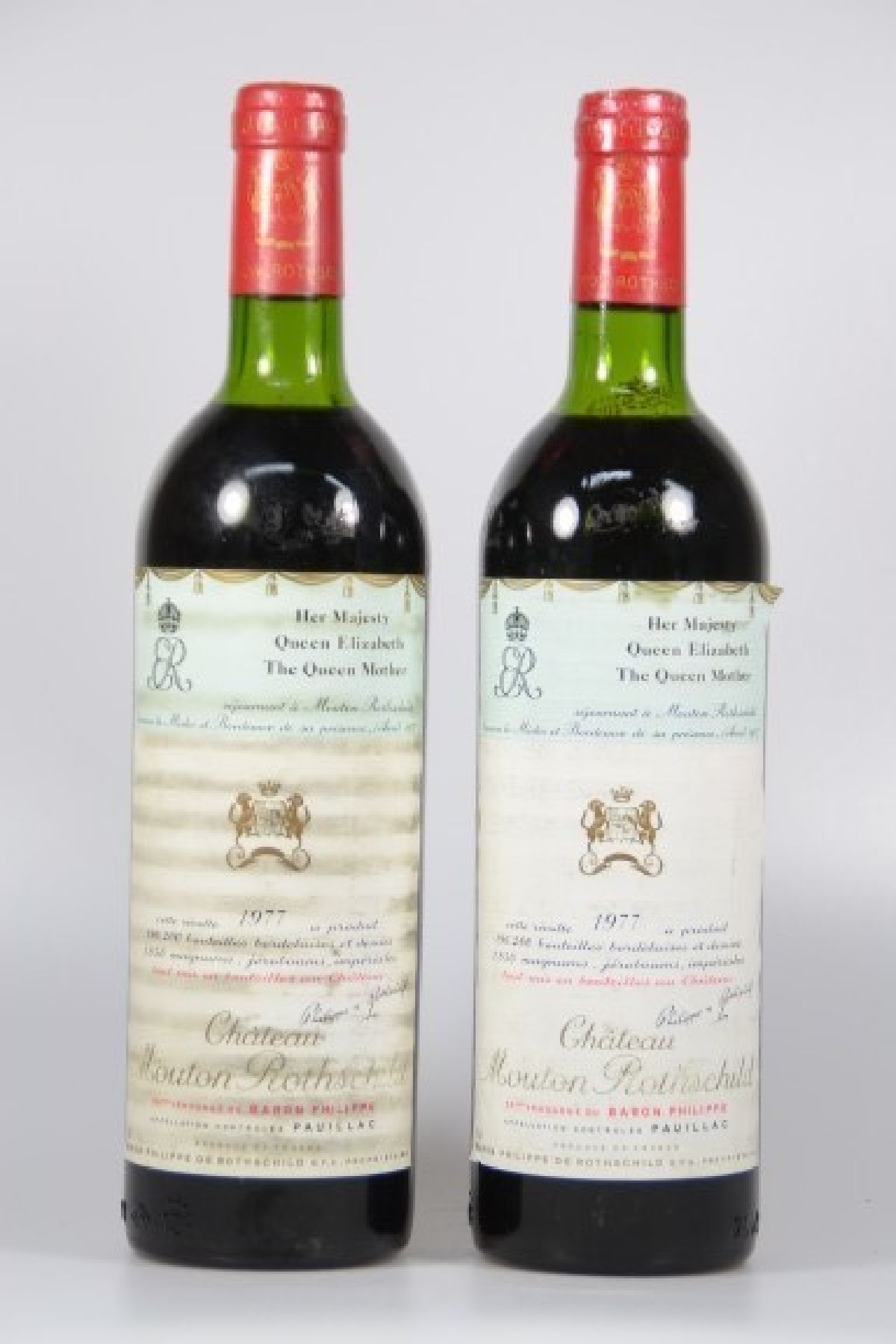 2 Flaschen Mouton Rothschild 1977 Pauillac, Premier Grand Cru Classe, ca. 75cl, Füllstand mid shoulder, Etikett leicht verschmutzt, unverkostet, ...