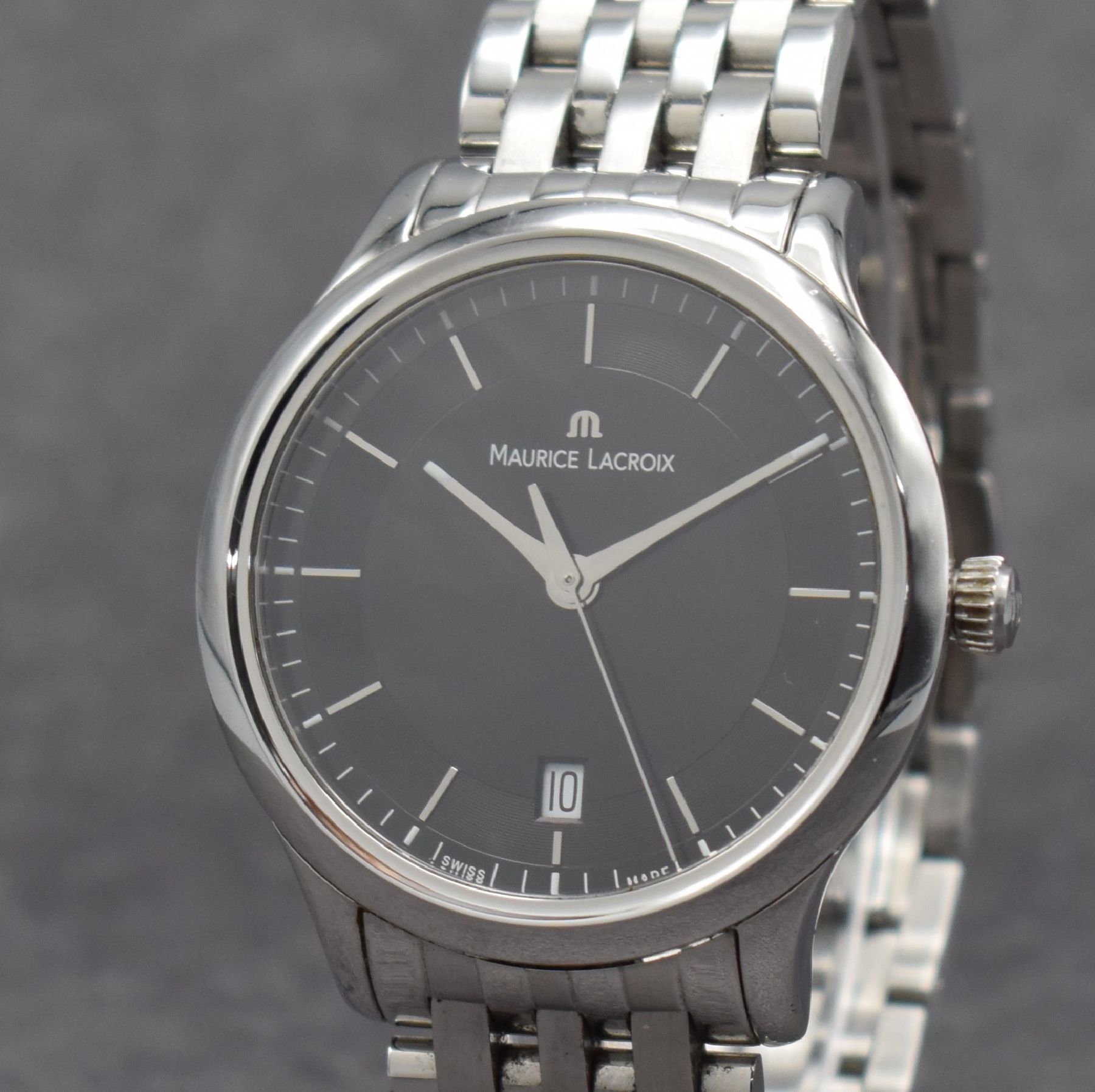 Detail a: MAURICE LACROIX Herrenarmbanduhr Les Classiques Referenz LC1237, Schweiz um 2019, quarz, Edelstahlgeh. inkl. Gliederband m. dopp. Faltschl., Boden ...