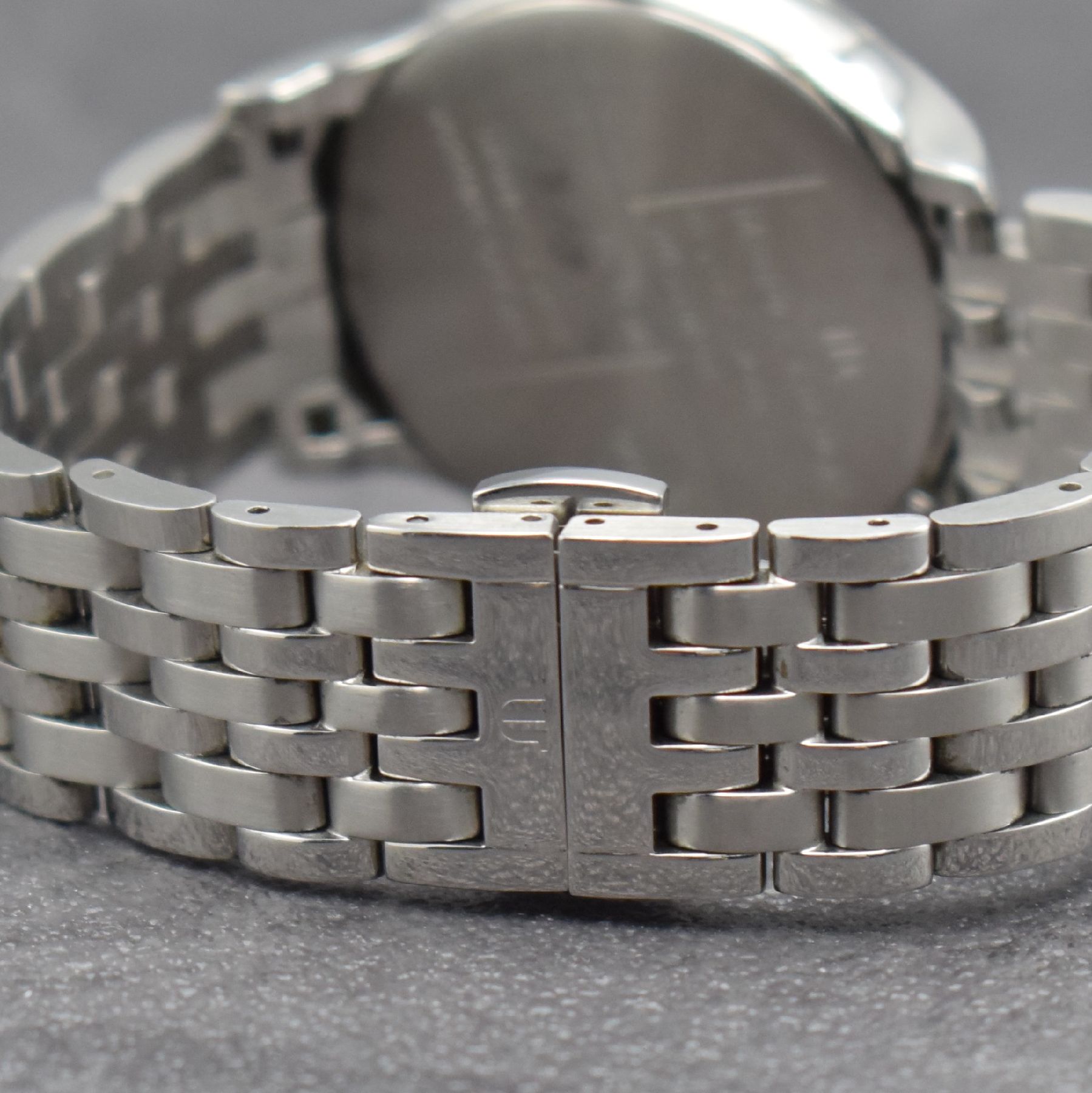 Detail b: MAURICE LACROIX Herrenarmbanduhr Les Classiques Referenz LC1237, Schweiz um 2019, quarz, Edelstahlgeh. inkl. Gliederband m. dopp. Faltschl., Boden ...