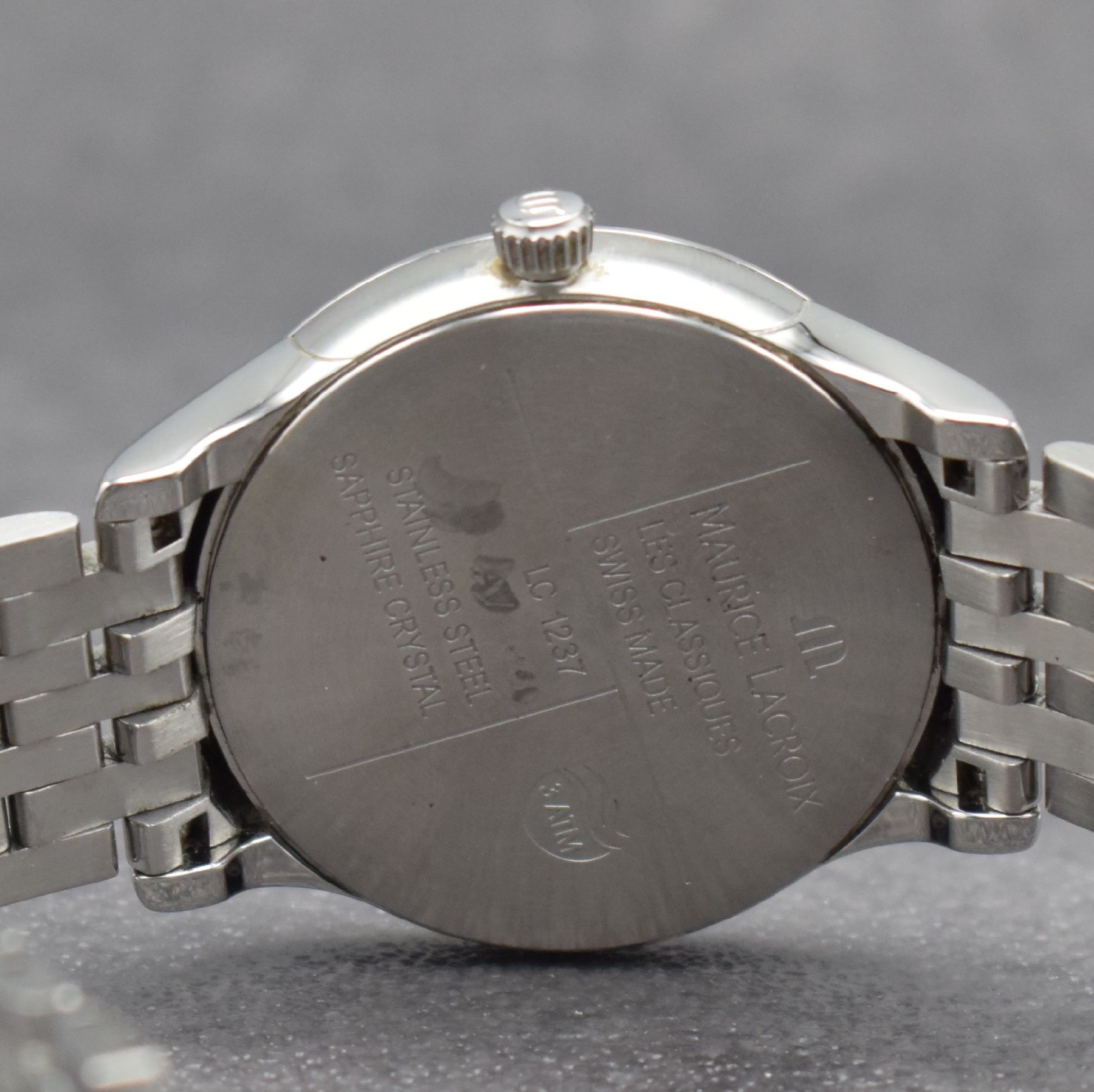 Detail d: MAURICE LACROIX Herrenarmbanduhr Les Classiques Referenz LC1237, Schweiz um 2019, quarz, Edelstahlgeh. inkl. Gliederband m. dopp. Faltschl., Boden ...