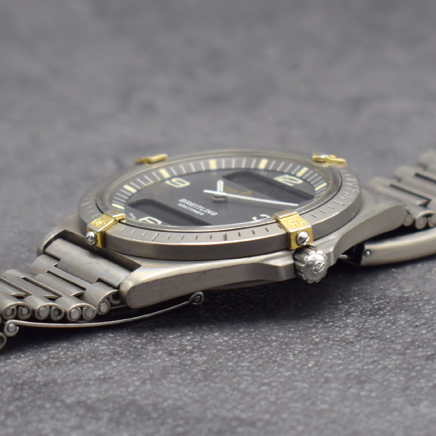 Detail e: BREITLING Herrenarmbanduhr Navitimer Aerospace mit Multifunktionsanzeige, Schweiz um 1995, Ref. 80360, Titangeh. inkl. Gliederband m. Faltschl., ...