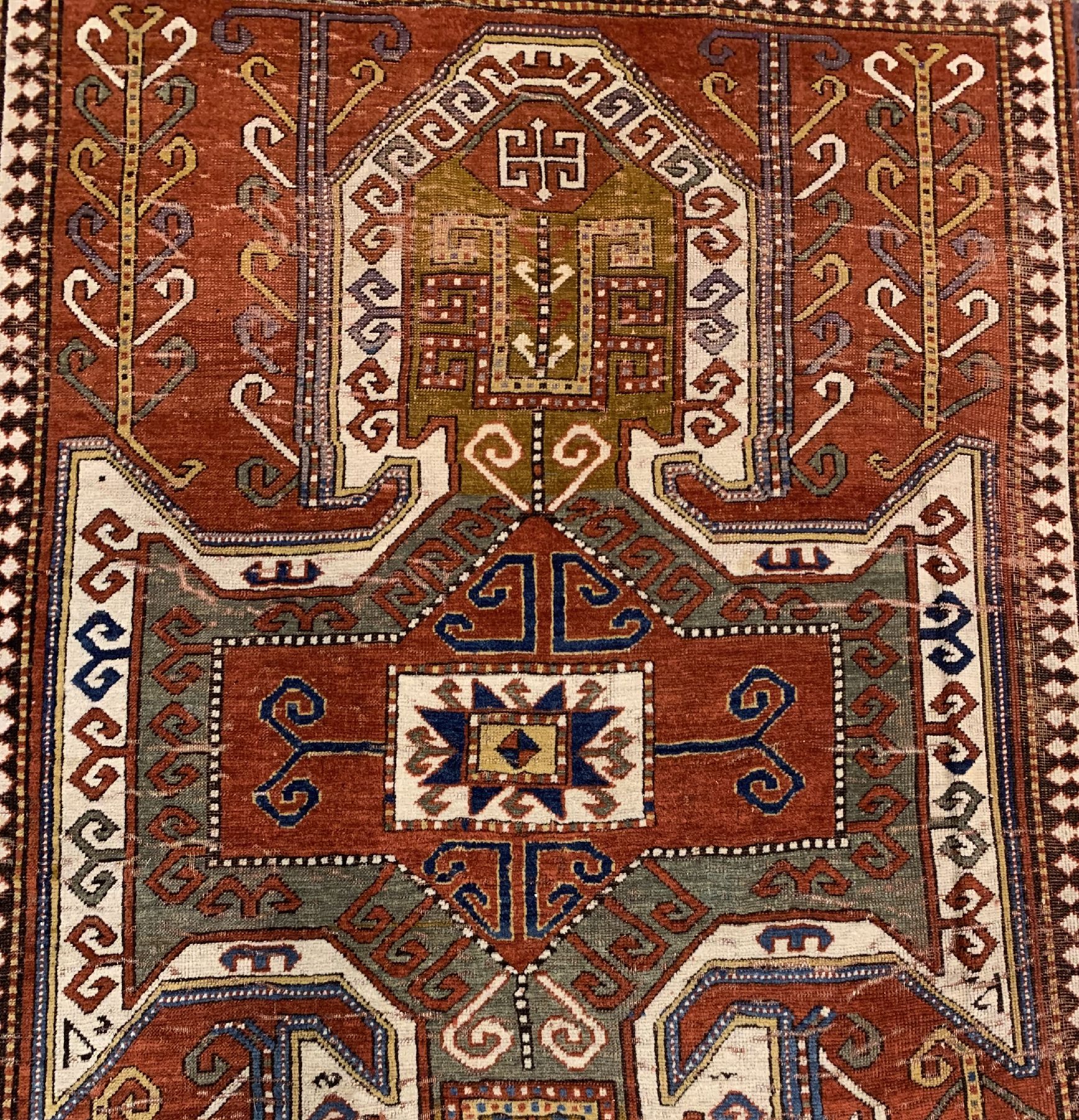 Detail a: Antiker Sewan Schild-Kazak, Südwestkaukasus, 19 Jhd., Wolle geknüpft auf Wolle, ca, 223 x 170 cm, EHZ:(Alters-und Gebrauchsspuren)