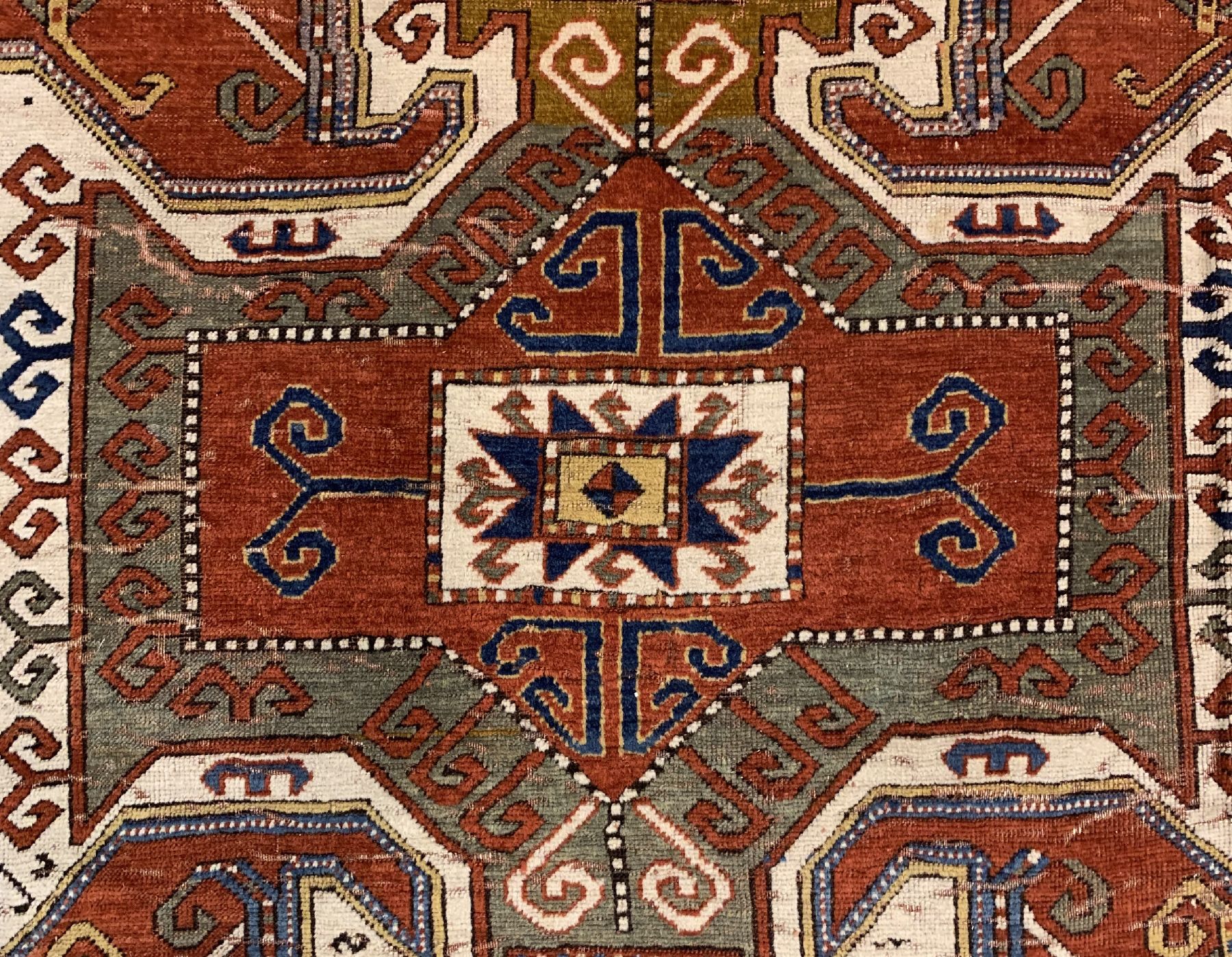 Detail c: Antiker Sewan Schild-Kazak, Südwestkaukasus, 19 Jhd., Wolle geknüpft auf Wolle, ca, 223 x 170 cm, EHZ:(Alters-und Gebrauchsspuren)