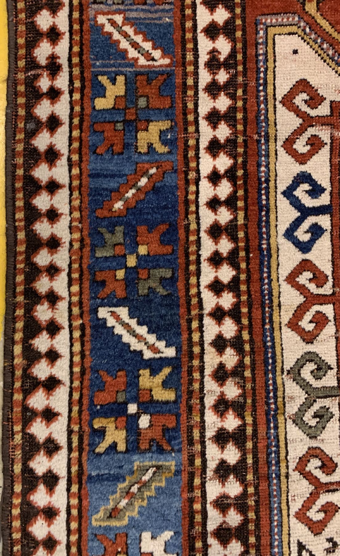 Detail d: Antiker Sewan Schild-Kazak, Südwestkaukasus, 19 Jhd., Wolle geknüpft auf Wolle, ca, 223 x 170 cm, EHZ:(Alters-und Gebrauchsspuren)