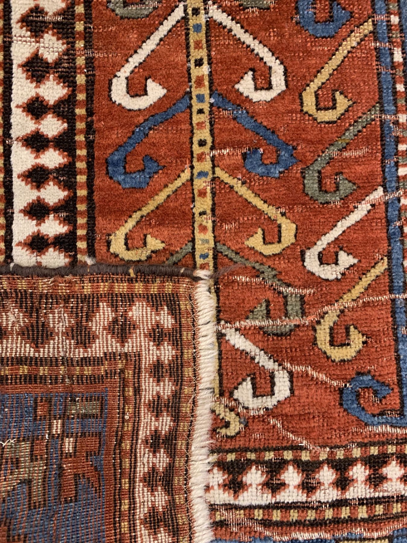 Detail e: Antiker Sewan Schild-Kazak, Südwestkaukasus, 19 Jhd., Wolle geknüpft auf Wolle, ca, 223 x 170 cm, EHZ:(Alters-und Gebrauchsspuren)