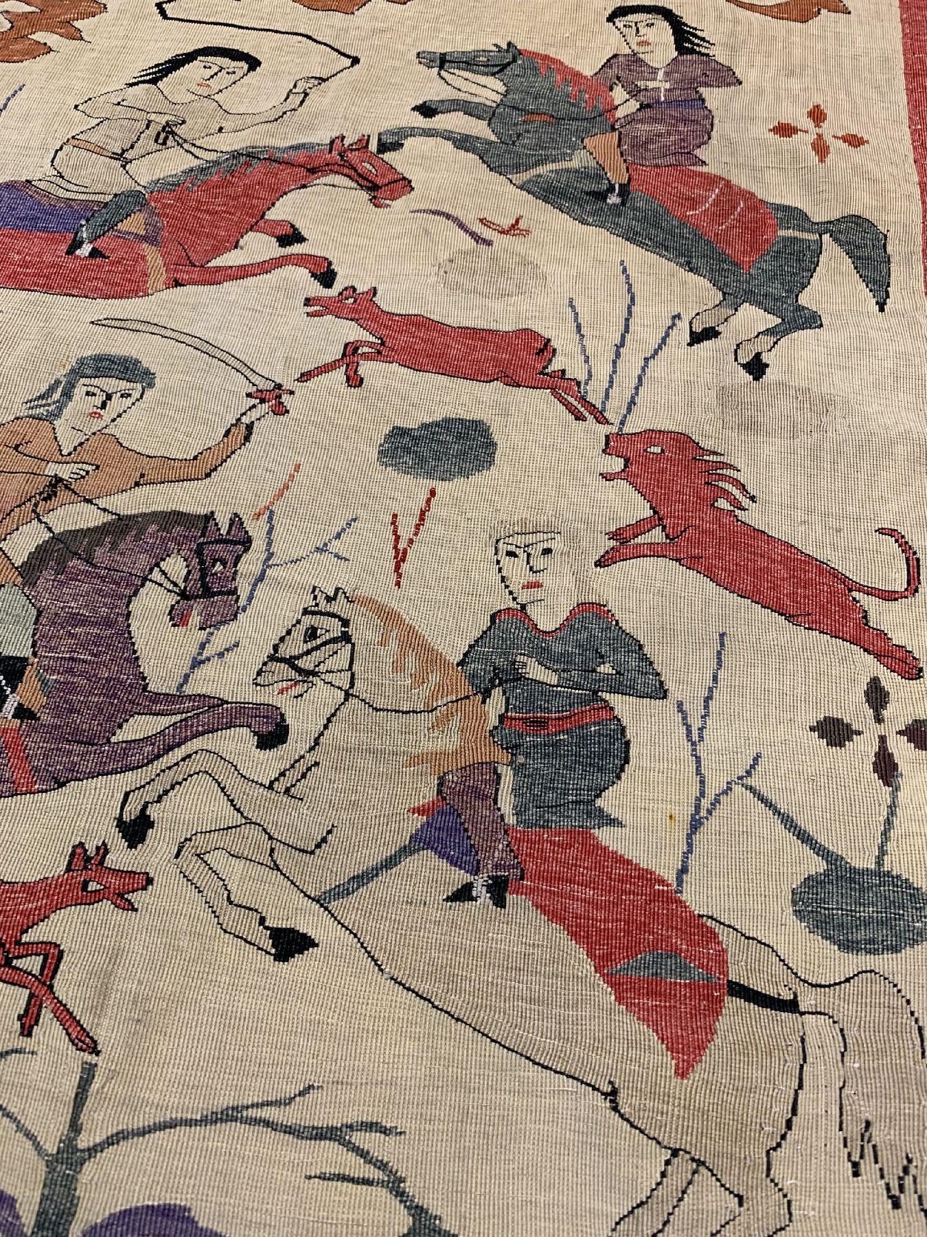 Detail a: Feiner signierter Esfahan Kelim, (Seirafian), Persien, um 1960/1970, reine Naturseide, seltener Kelim mit Jagdmotiv aus dem Hause Seirafian, ca. 58 ...