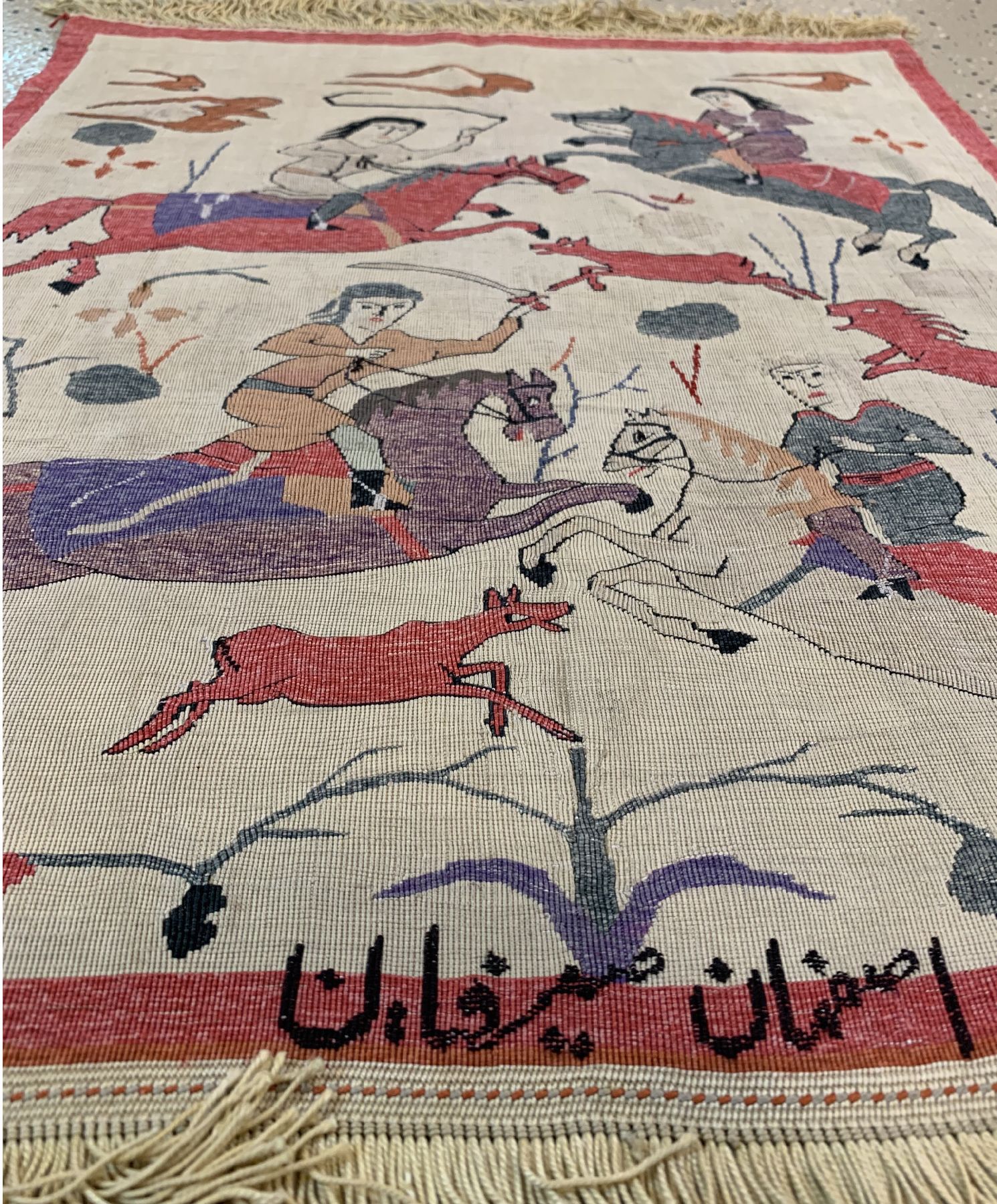 Detail b: Feiner signierter Esfahan Kelim, (Seirafian), Persien, um 1960/1970, reine Naturseide, seltener Kelim mit Jagdmotiv aus dem Hause Seirafian, ca. 58 ...