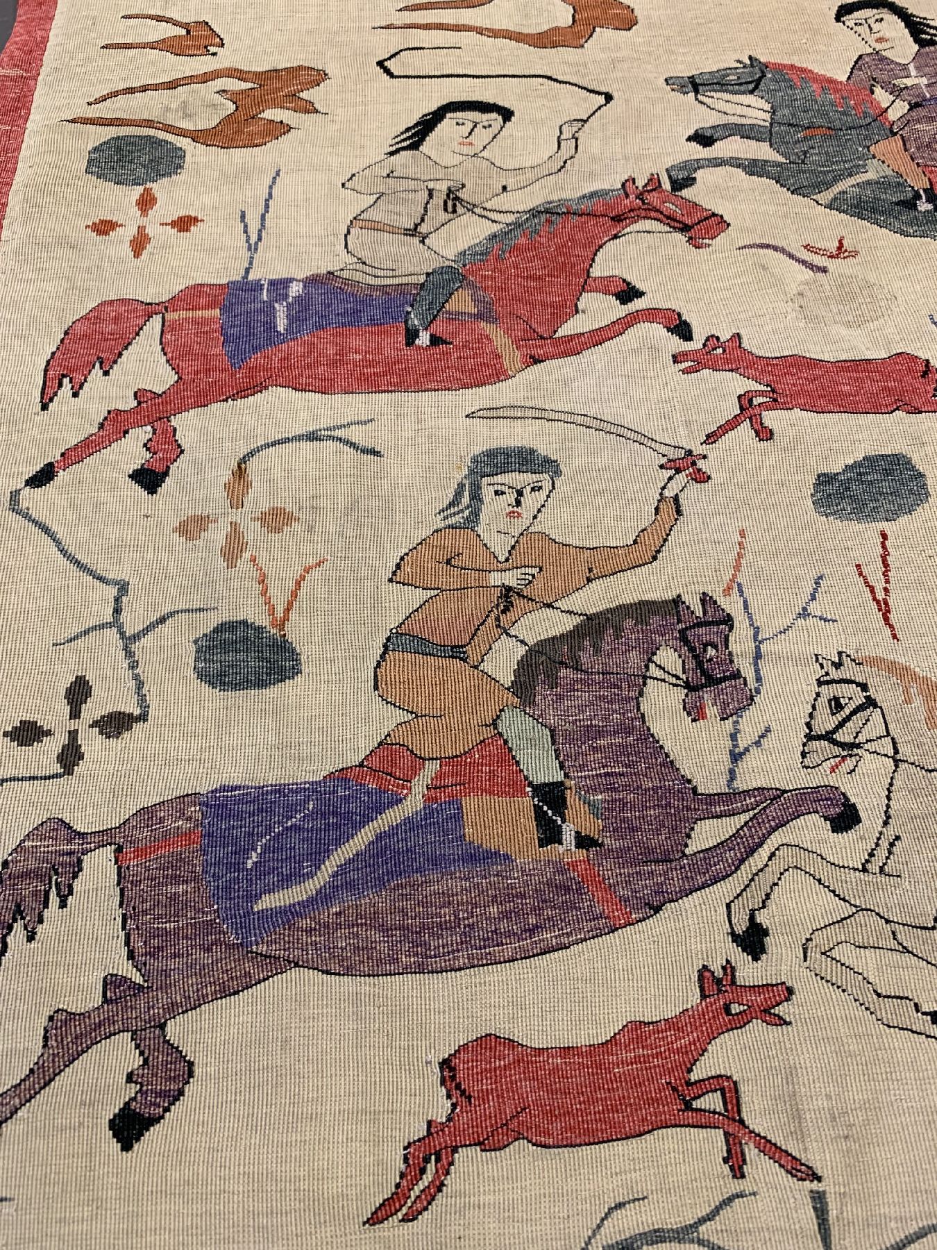 Detail c: Feiner signierter Esfahan Kelim, (Seirafian), Persien, um 1960/1970, reine Naturseide, seltener Kelim mit Jagdmotiv aus dem Hause Seirafian, ca. 58 ...