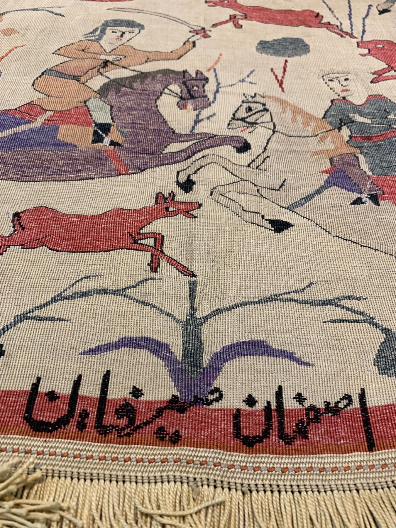Detail d: Feiner signierter Esfahan Kelim, (Seirafian), Persien, um 1960/1970, reine Naturseide, seltener Kelim mit Jagdmotiv aus dem Hause Seirafian, ca. 58 ...