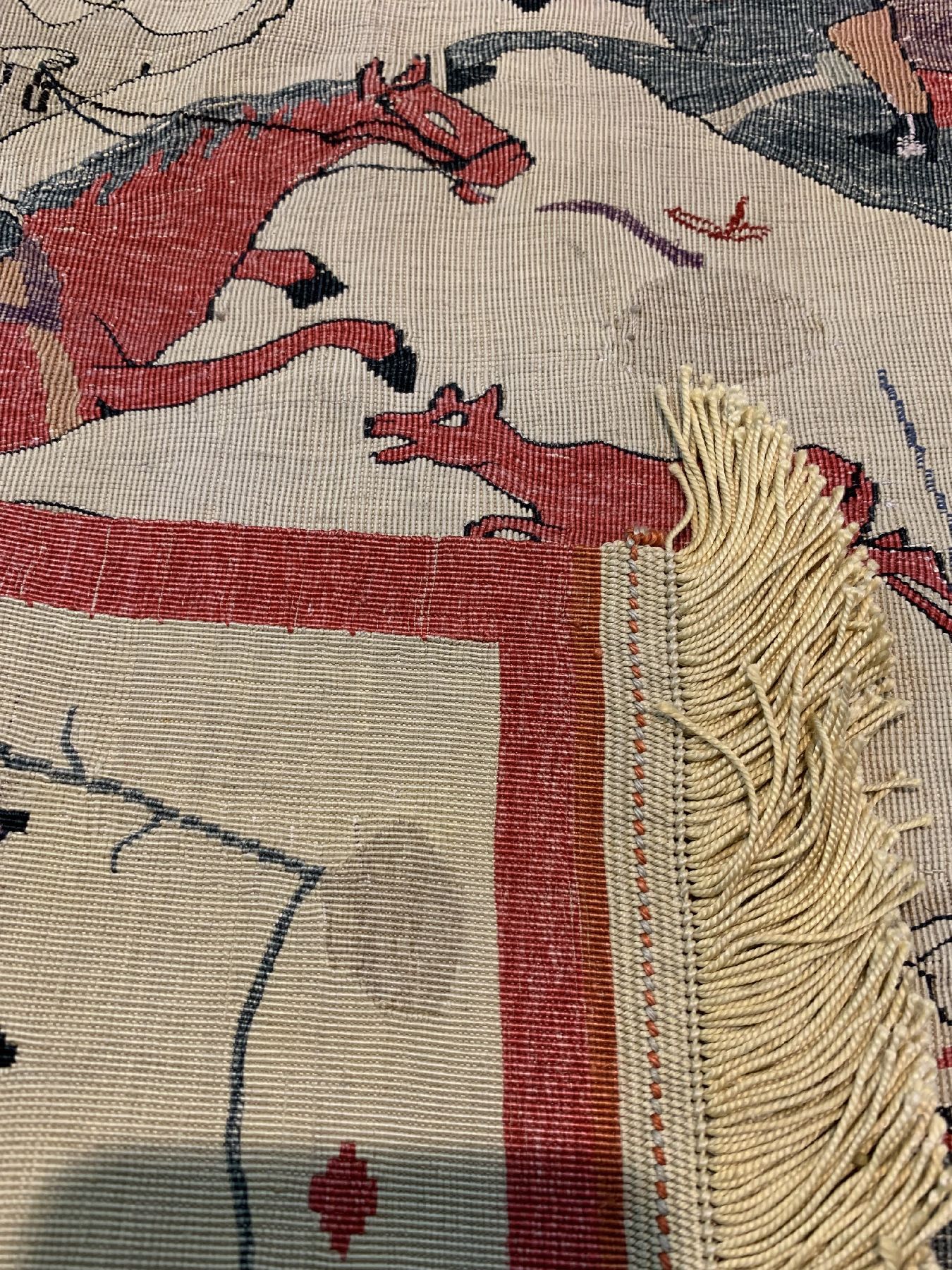 Detail e: Feiner signierter Esfahan Kelim, (Seirafian), Persien, um 1960/1970, reine Naturseide, seltener Kelim mit Jagdmotiv aus dem Hause Seirafian, ca. 58 ...