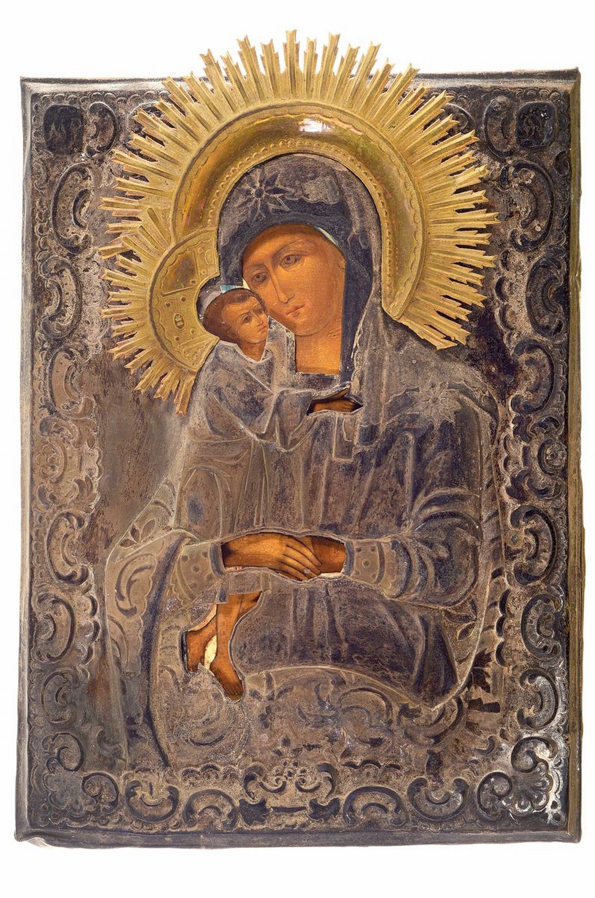 Ikone, Russland, um 1900, Gottesmutter mit Kind, Tempera auf Holz, reich geprägtes versilbertes Metalloklad mit vergoldeten Heiligenscheinen, unter ...