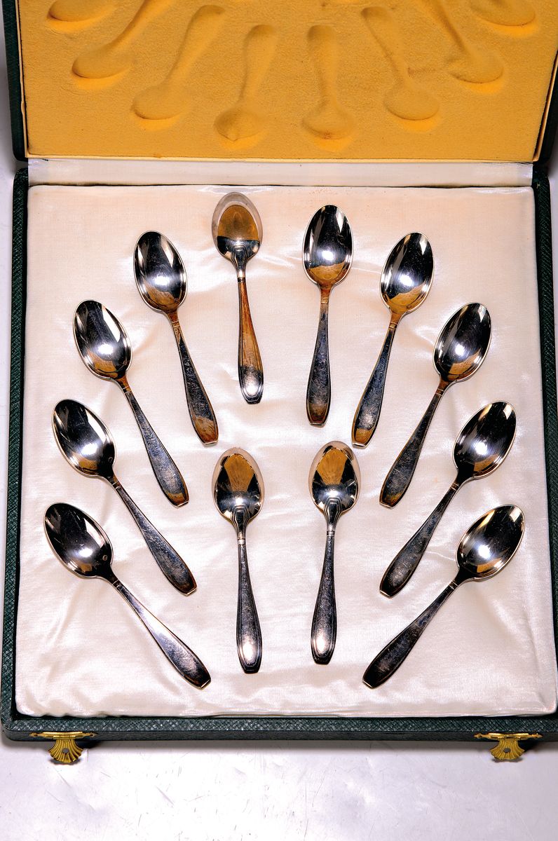 Löffelset, Frankreich, 20er Jahre, Silber, Art Déco, 12 Mokkalöffel, Minervakopfpunze, orig. Etui, L. ca. 11.5 cm, ca. 190 g