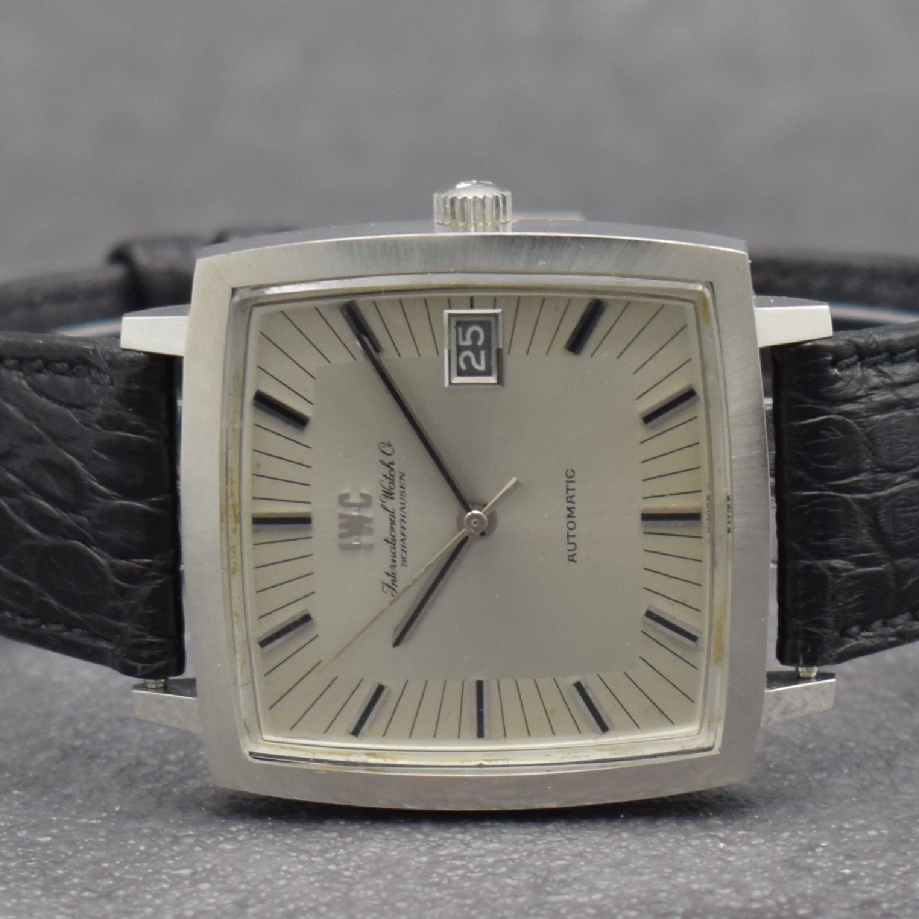 Detail a: IWC Herrenarmbanduhr in Edelstahl Referenz R 1161 AD, Automatik, Schweiz um 1971, 2-teil. Geh., Duoton-Zifferbl. m. aufgel. Indizes, silb. Zeiger, ...