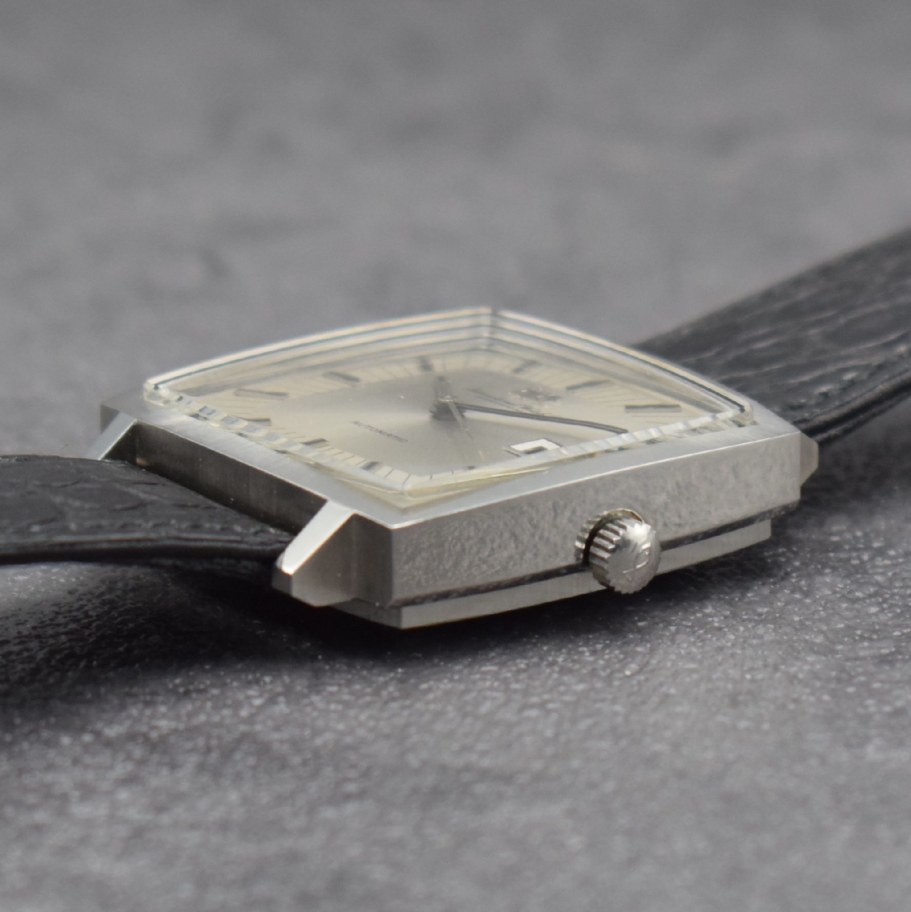 Detail d: IWC Herrenarmbanduhr in Edelstahl Referenz R 1161 AD, Automatik, Schweiz um 1971, 2-teil. Geh., Duoton-Zifferbl. m. aufgel. Indizes, silb. Zeiger, ...