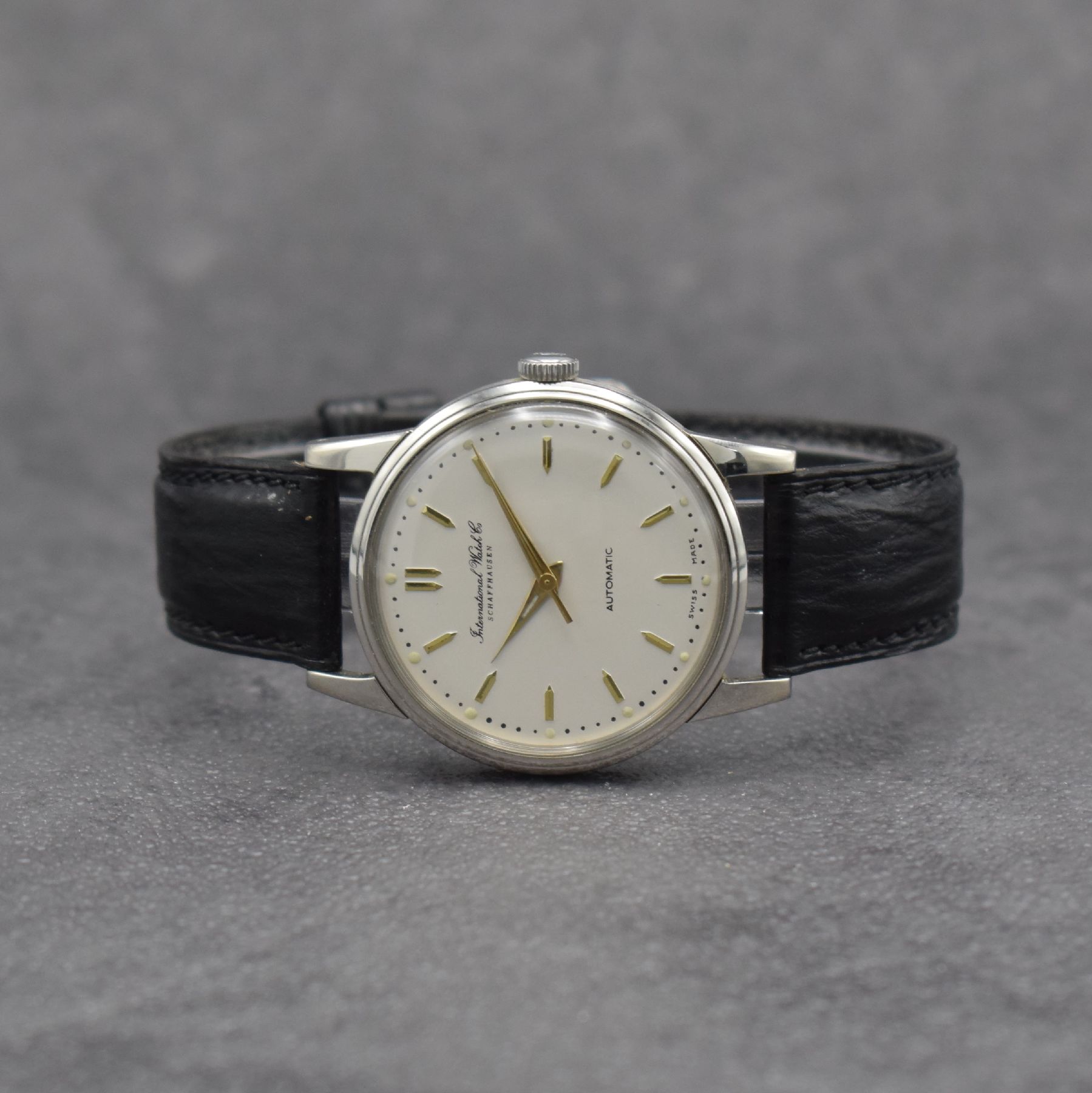 IWC Herrenarmbanduhr mit Kaliber 852 in Stahl, Schweiz um 1953, Automatik, 3-teil. Geh., Boden & Glasrand aufgedr., silb. Zifferbl. m. gold. ...