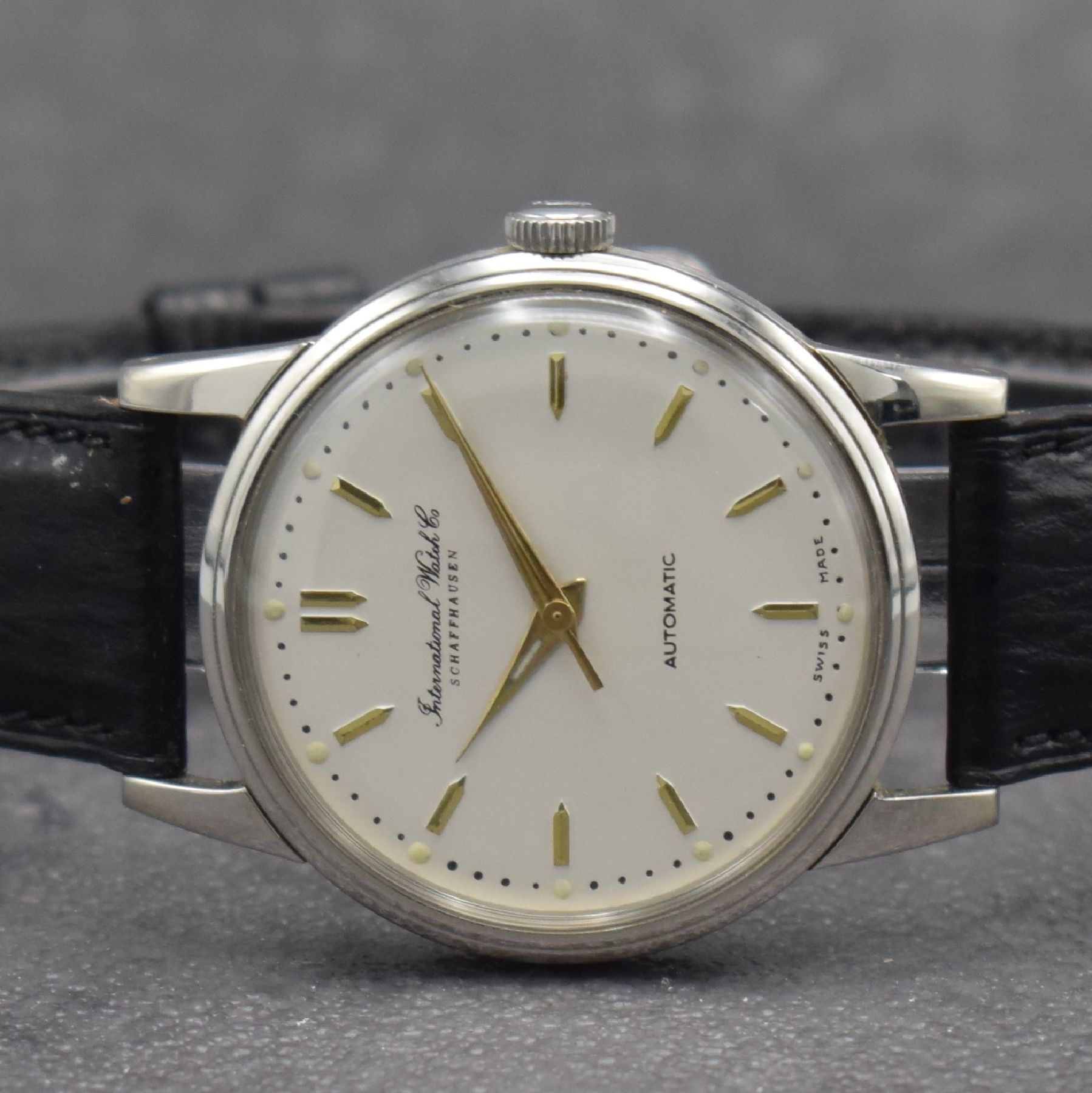 Detail a: IWC Herrenarmbanduhr mit Kaliber 852 in Stahl, Schweiz um 1953, Automatik, 3-teil. Geh., Boden & Glasrand aufgedr., silb. Zifferbl. m. gold. ...