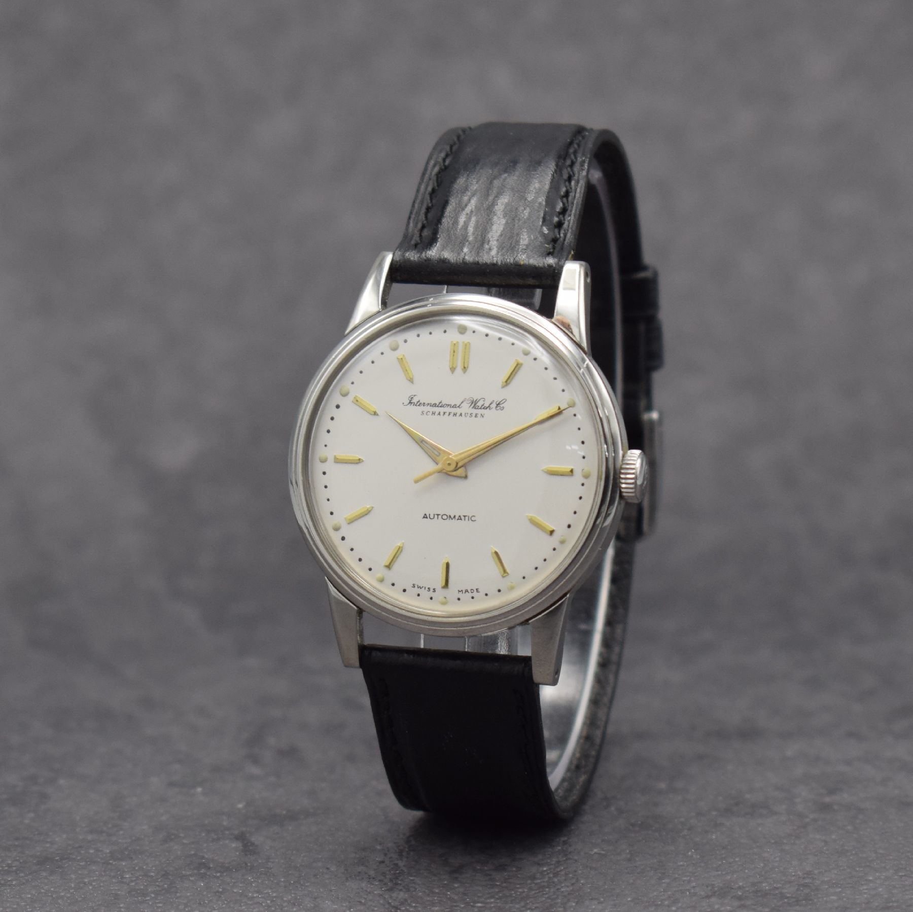 Detail b: IWC Herrenarmbanduhr mit Kaliber 852 in Stahl, Schweiz um 1953, Automatik, 3-teil. Geh., Boden & Glasrand aufgedr., silb. Zifferbl. m. gold. ...