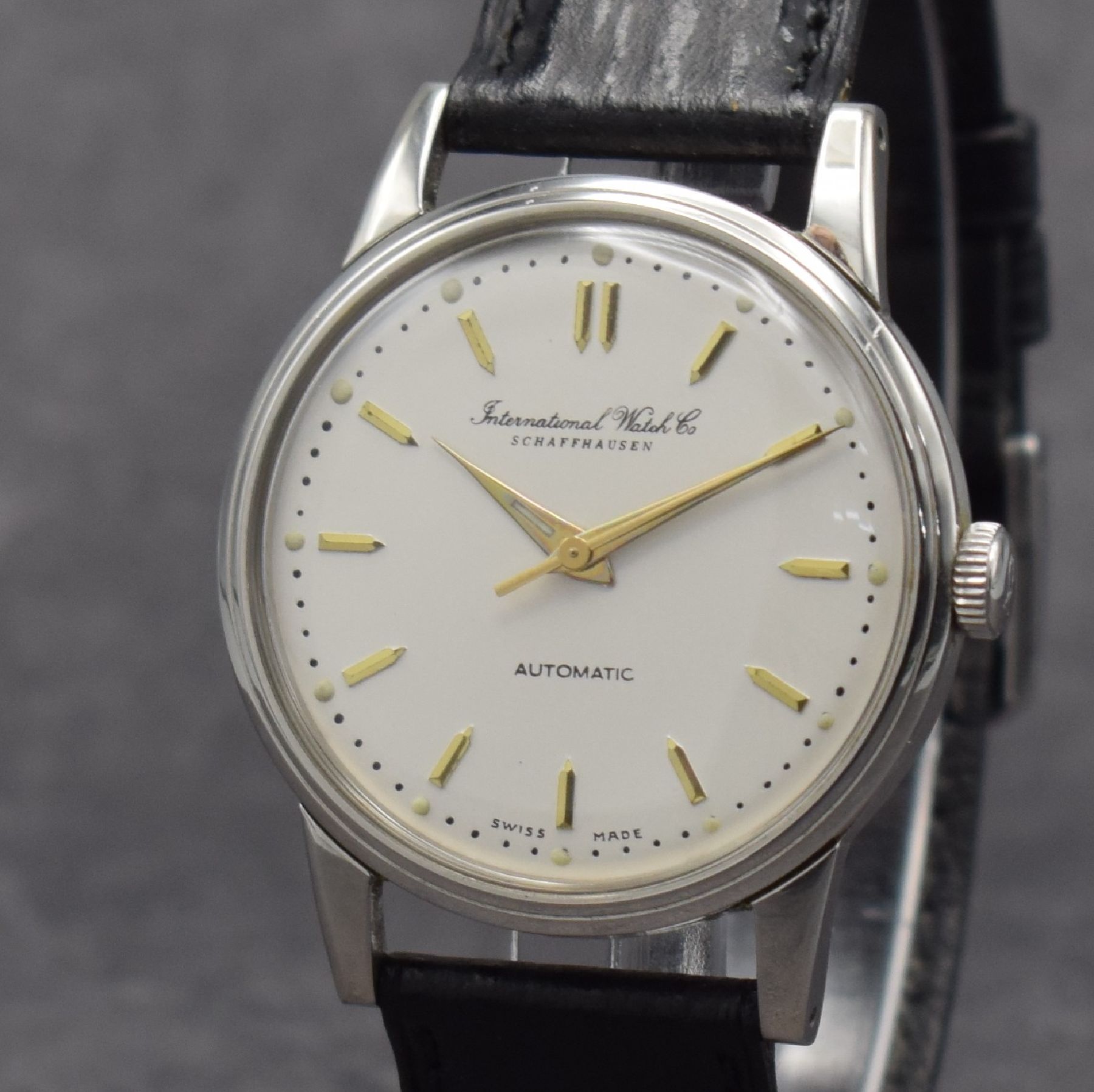 Detail c: IWC Herrenarmbanduhr mit Kaliber 852 in Stahl, Schweiz um 1953, Automatik, 3-teil. Geh., Boden & Glasrand aufgedr., silb. Zifferbl. m. gold. ...