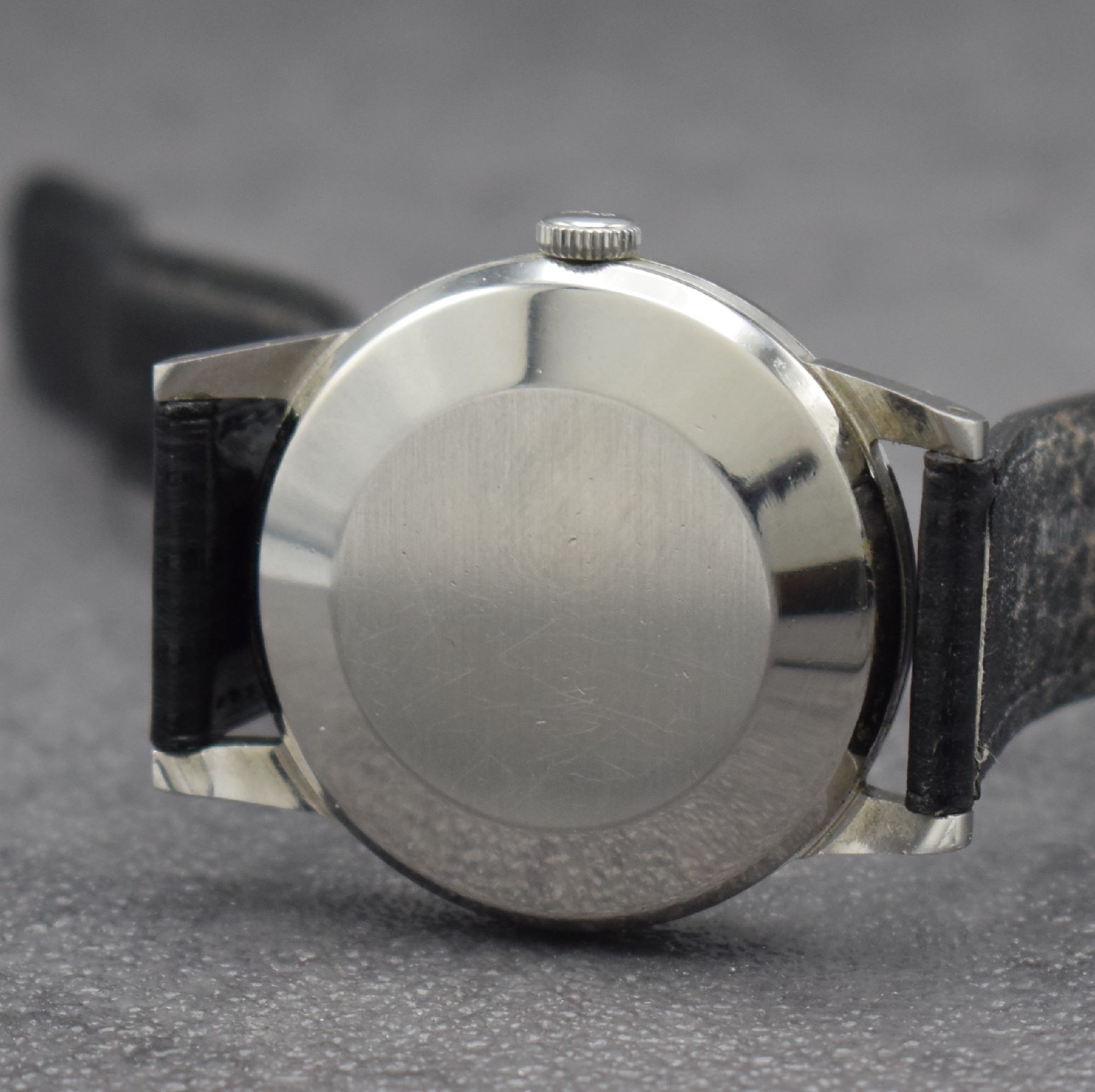 Detail e: IWC Herrenarmbanduhr mit Kaliber 852 in Stahl, Schweiz um 1953, Automatik, 3-teil. Geh., Boden & Glasrand aufgedr., silb. Zifferbl. m. gold. ...