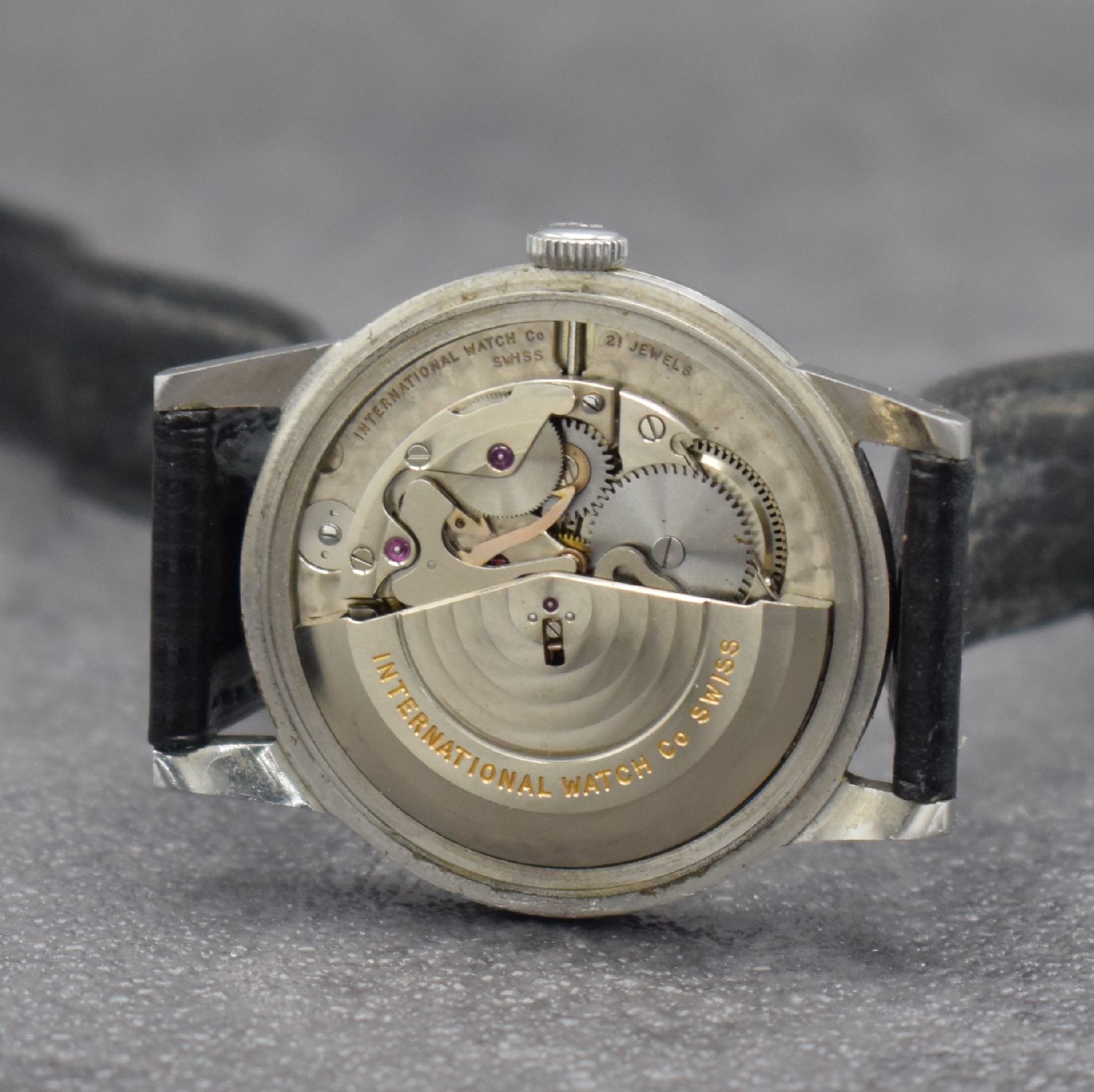 Detail f: IWC Herrenarmbanduhr mit Kaliber 852 in Stahl, Schweiz um 1953, Automatik, 3-teil. Geh., Boden & Glasrand aufgedr., silb. Zifferbl. m. gold. ...