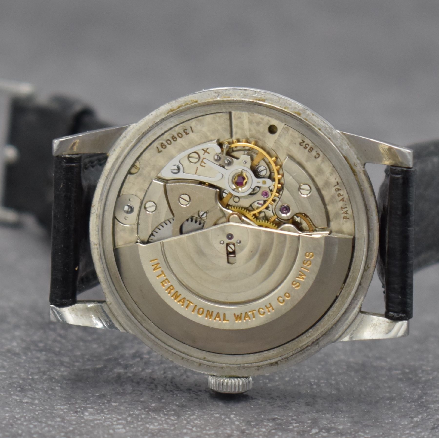 Detail g: IWC Herrenarmbanduhr mit Kaliber 852 in Stahl, Schweiz um 1953, Automatik, 3-teil. Geh., Boden & Glasrand aufgedr., silb. Zifferbl. m. gold. ...
