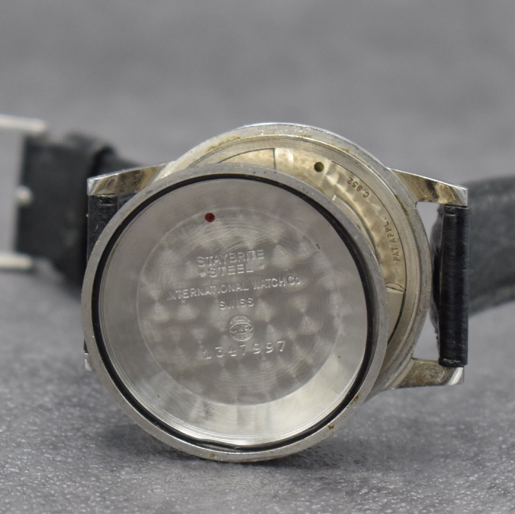 Detail h: IWC Herrenarmbanduhr mit Kaliber 852 in Stahl, Schweiz um 1953, Automatik, 3-teil. Geh., Boden & Glasrand aufgedr., silb. Zifferbl. m. gold. ...