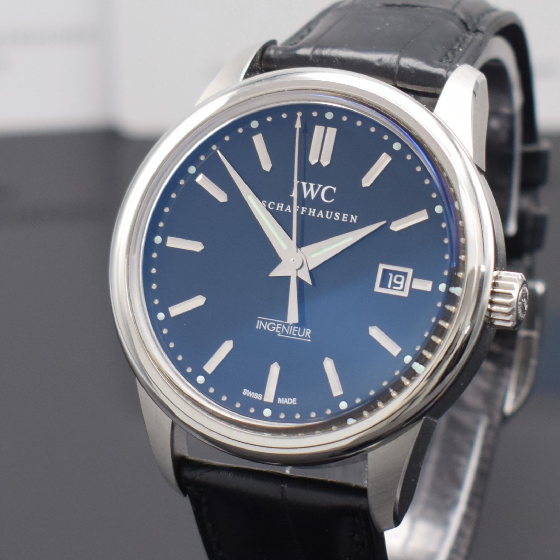 Detail a: IWC Ingenieur große Herrenarmbanduhr in Stahl Referenz IW323301, Automatik, beids. vergl. 3-teil. Geh., Boden & Krone verschr., Glasrand aufgedr., ...