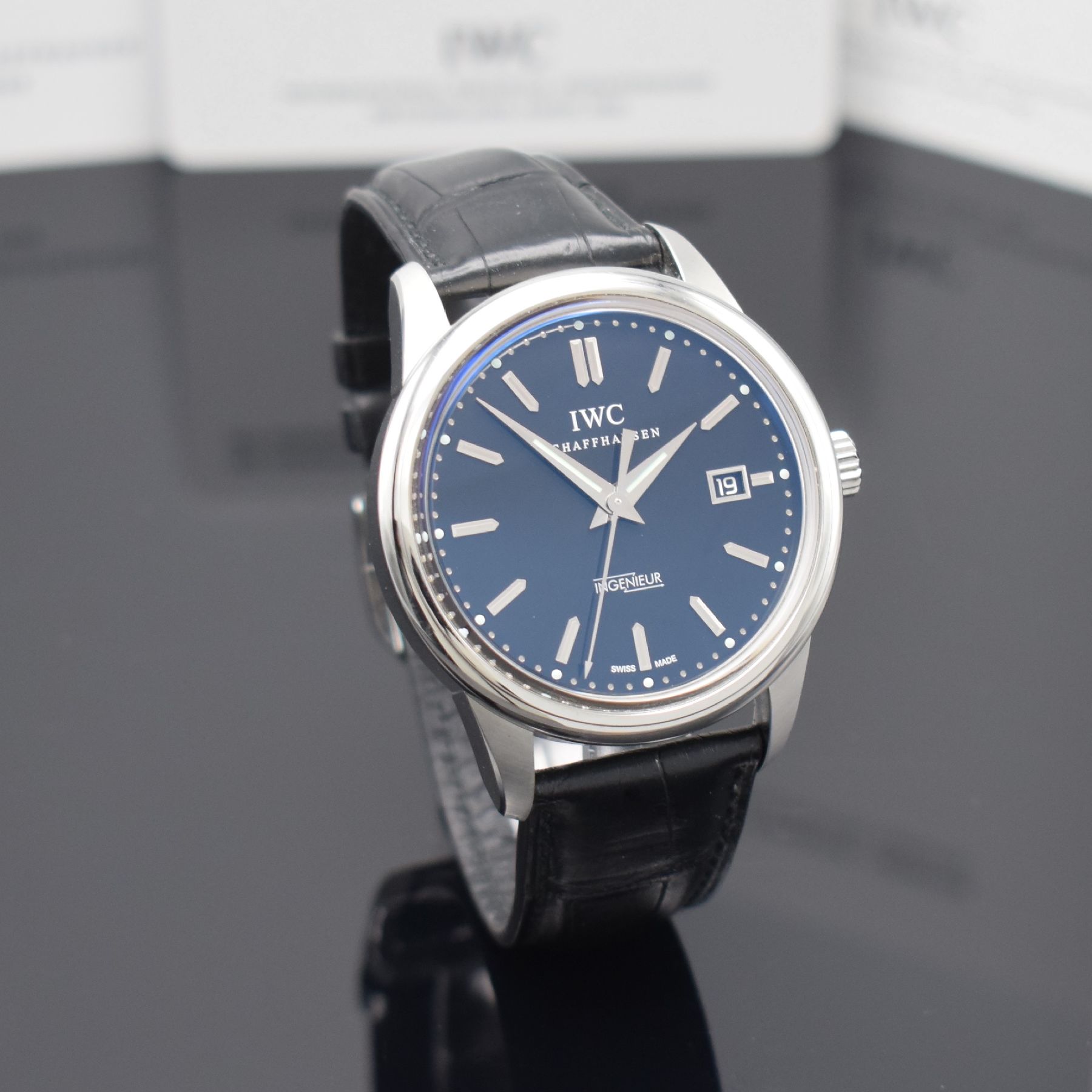 Detail b: IWC Ingenieur große Herrenarmbanduhr in Stahl Referenz IW323301, Automatik, beids. vergl. 3-teil. Geh., Boden & Krone verschr., Glasrand aufgedr., ...