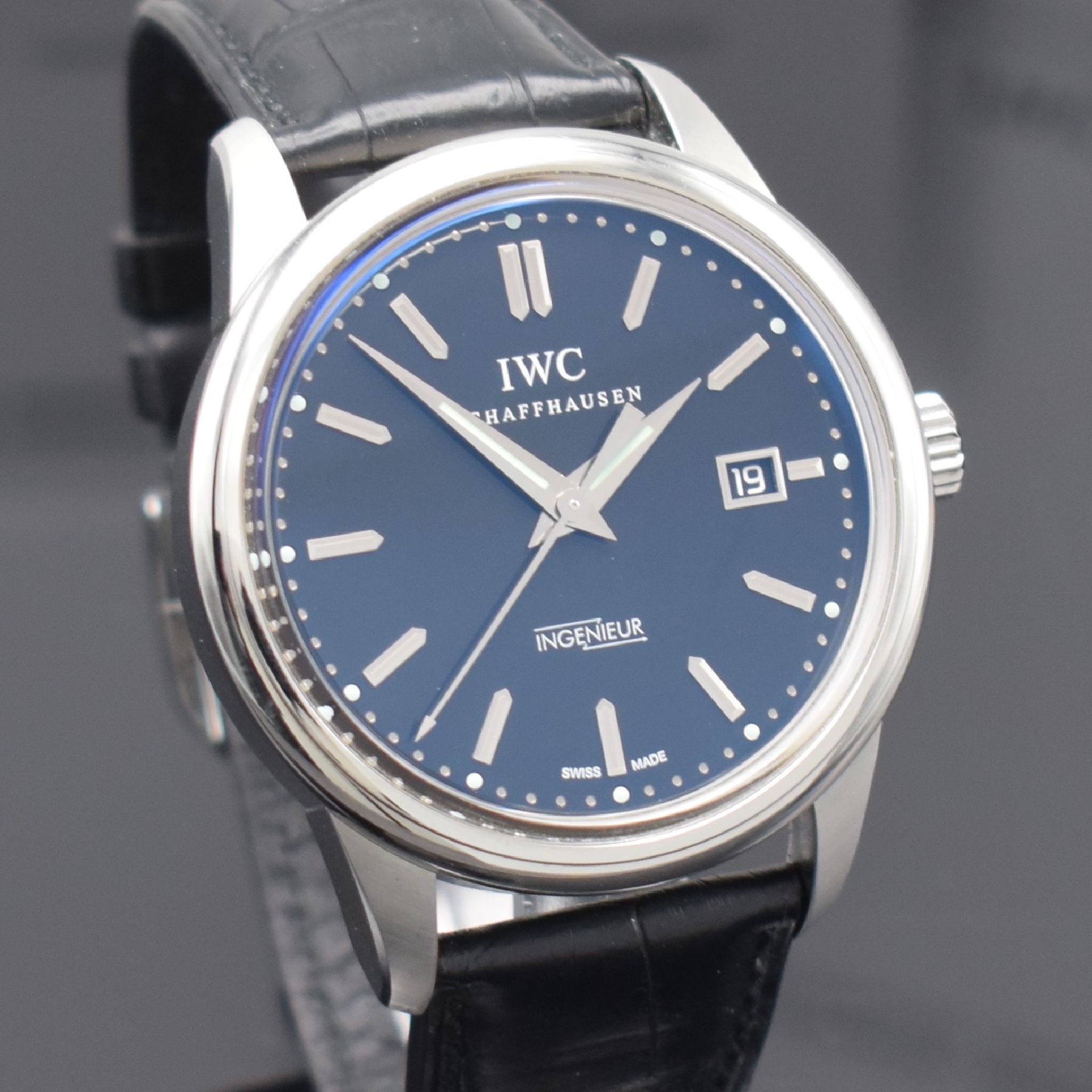 Detail c: IWC Ingenieur große Herrenarmbanduhr in Stahl Referenz IW323301, Automatik, beids. vergl. 3-teil. Geh., Boden & Krone verschr., Glasrand aufgedr., ...