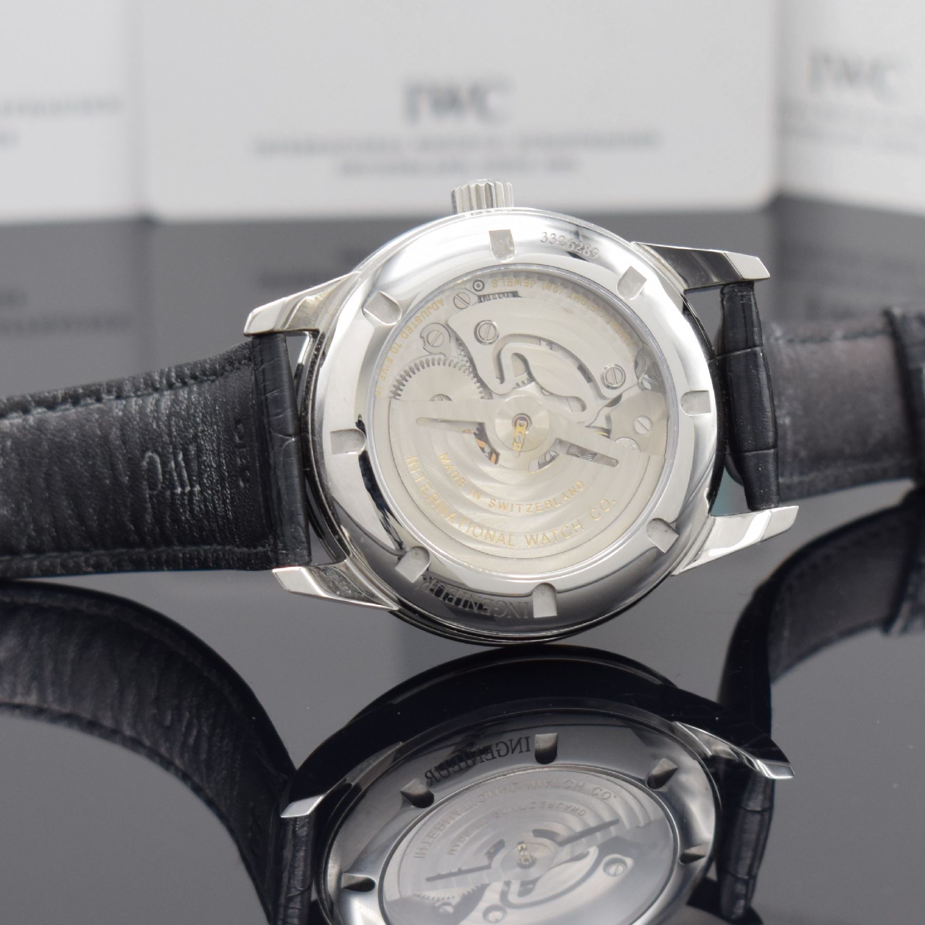 Detail d: IWC Ingenieur große Herrenarmbanduhr in Stahl Referenz IW323301, Automatik, beids. vergl. 3-teil. Geh., Boden & Krone verschr., Glasrand aufgedr., ...