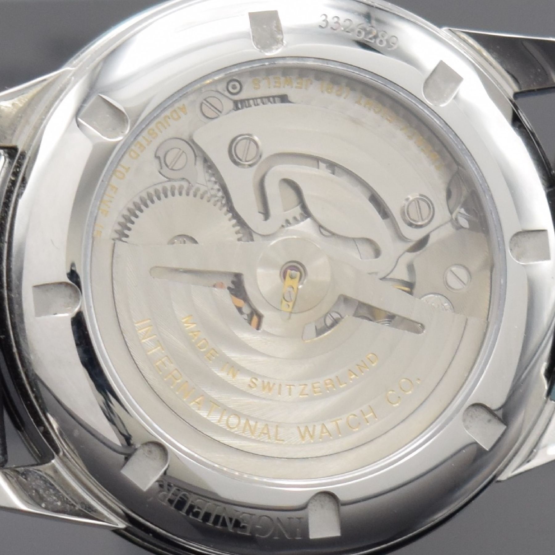 Detail e: IWC Ingenieur große Herrenarmbanduhr in Stahl Referenz IW323301, Automatik, beids. vergl. 3-teil. Geh., Boden & Krone verschr., Glasrand aufgedr., ...