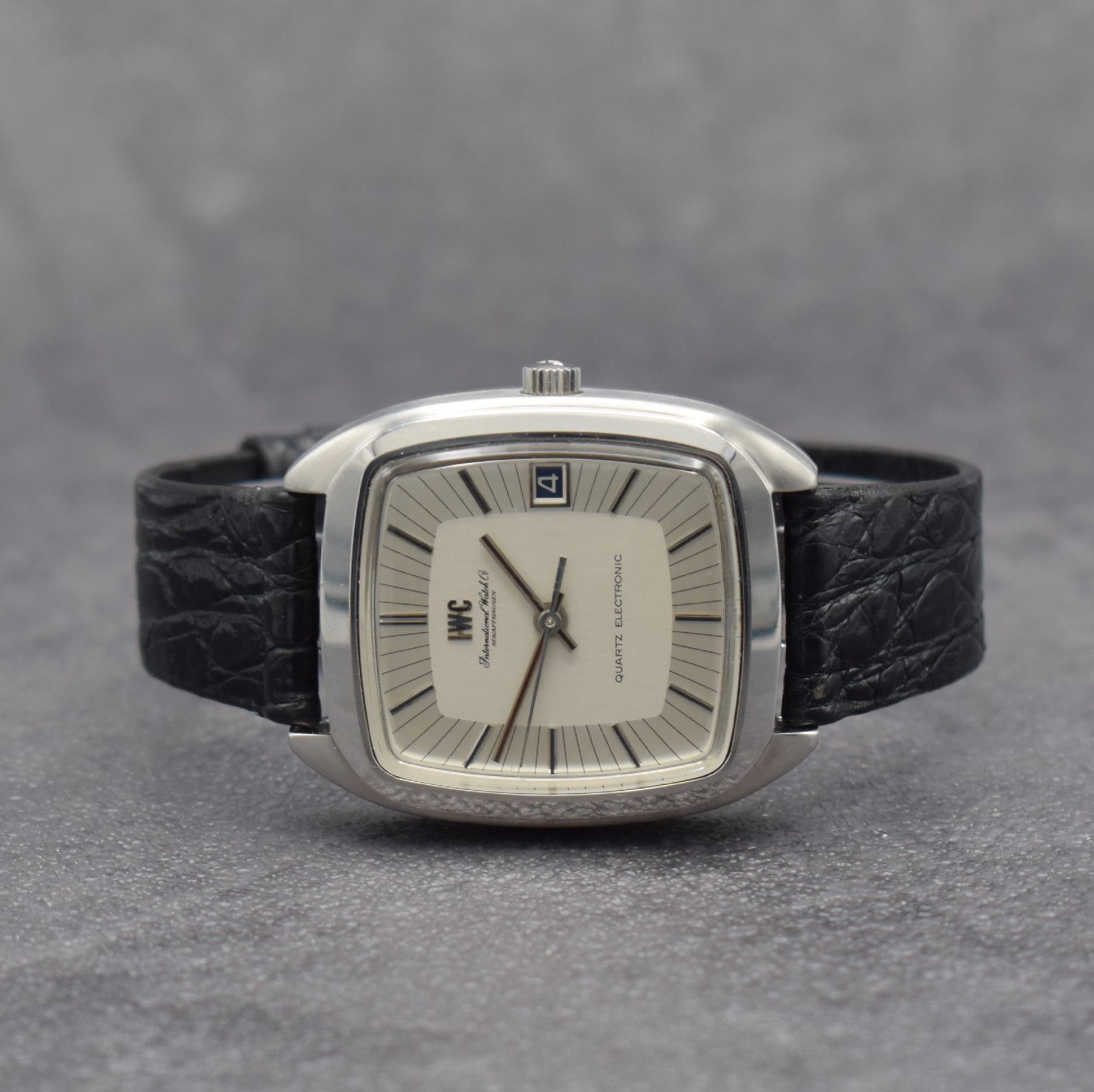 IWC seltene Herrenarmbanduhr Kaliber Beta 21 in Stahl Referenz 3203, Schweiz um 1970, Quarzwerk Kal. 2001 (Beta 21), großes abgerundetes Geh. inkl. ...