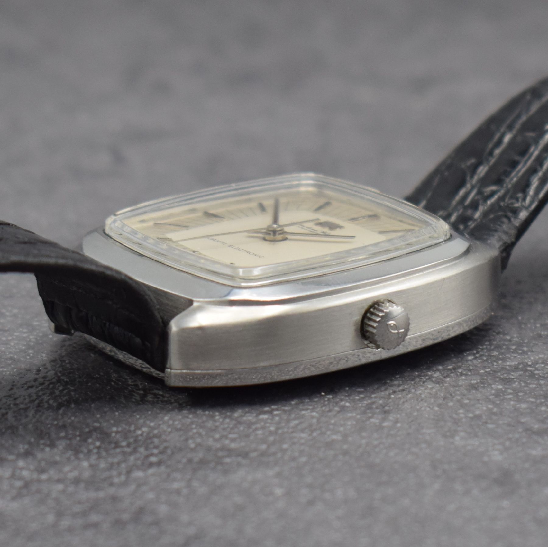 Detail e: IWC seltene Herrenarmbanduhr Kaliber Beta 21 in Stahl Referenz 3203, Schweiz um 1970, Quarzwerk Kal. 2001 (Beta 21), großes abgerundetes Geh. inkl. ...