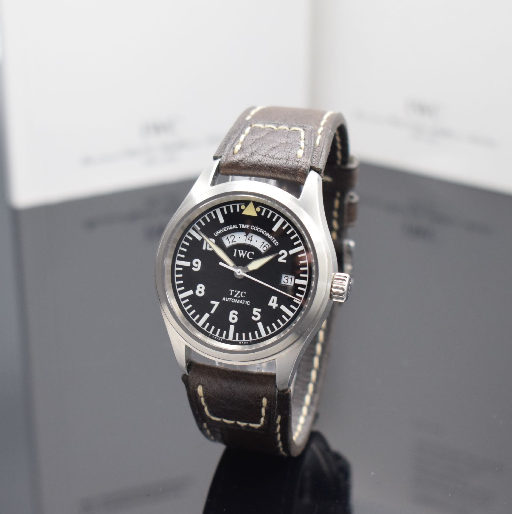 IWC Herrenarmbanduhr "Die Fliegeruhr UTC" Referenz IW325101, Automatik, Edelstahlgeh. inkl. orig. Lederband m. orig. Dornschl., Boden & ...