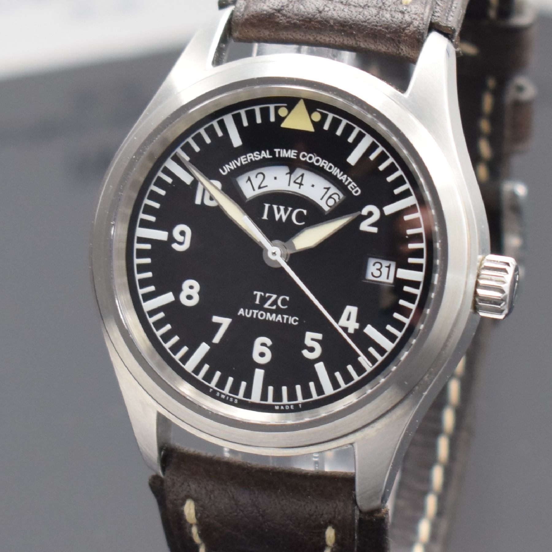 Detail a: IWC Herrenarmbanduhr "Die Fliegeruhr UTC" Referenz IW325101, Automatik, Edelstahlgeh. inkl. orig. Lederband m. orig. Dornschl., Boden & ...