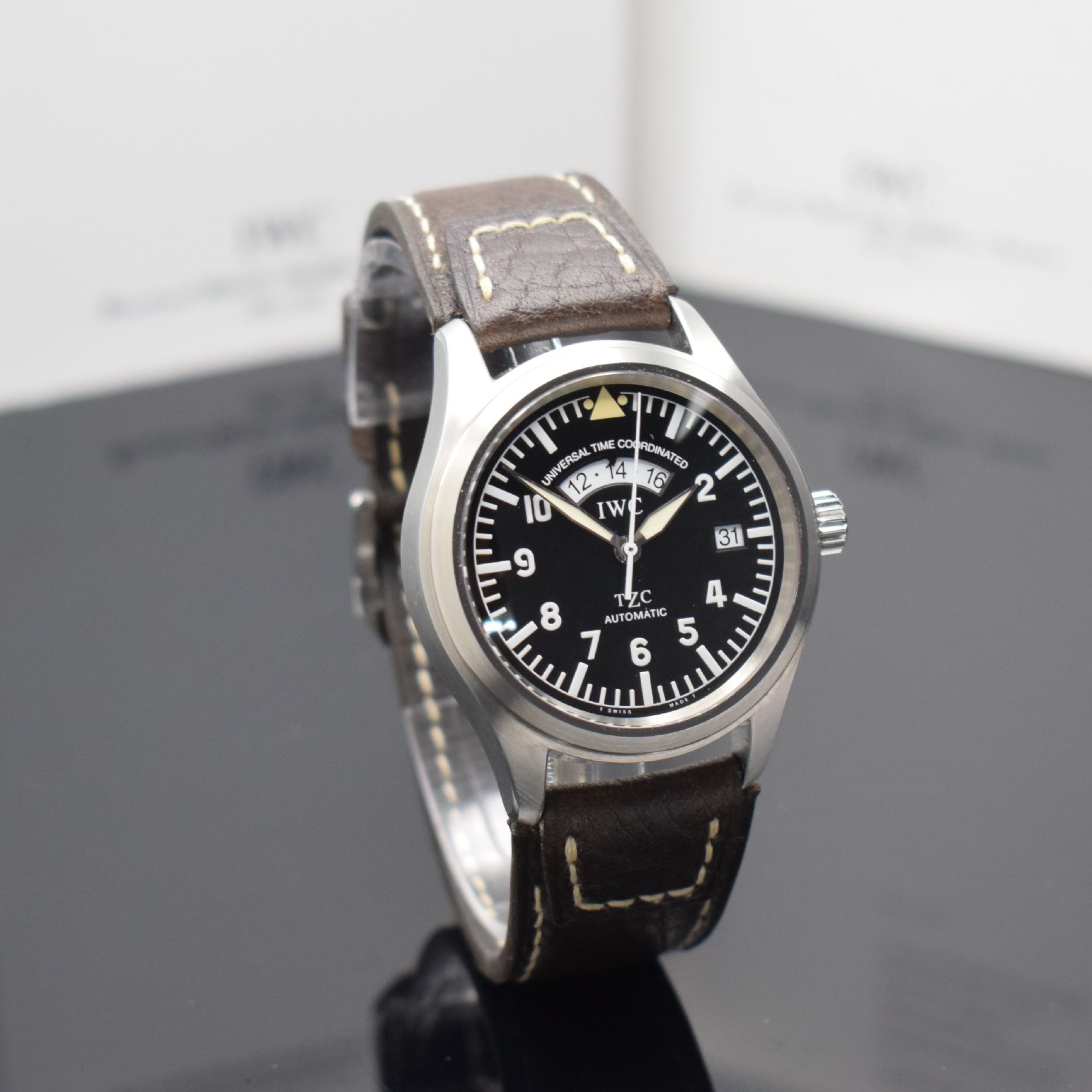 Detail b: IWC Herrenarmbanduhr "Die Fliegeruhr UTC" Referenz IW325101, Automatik, Edelstahlgeh. inkl. orig. Lederband m. orig. Dornschl., Boden & ...