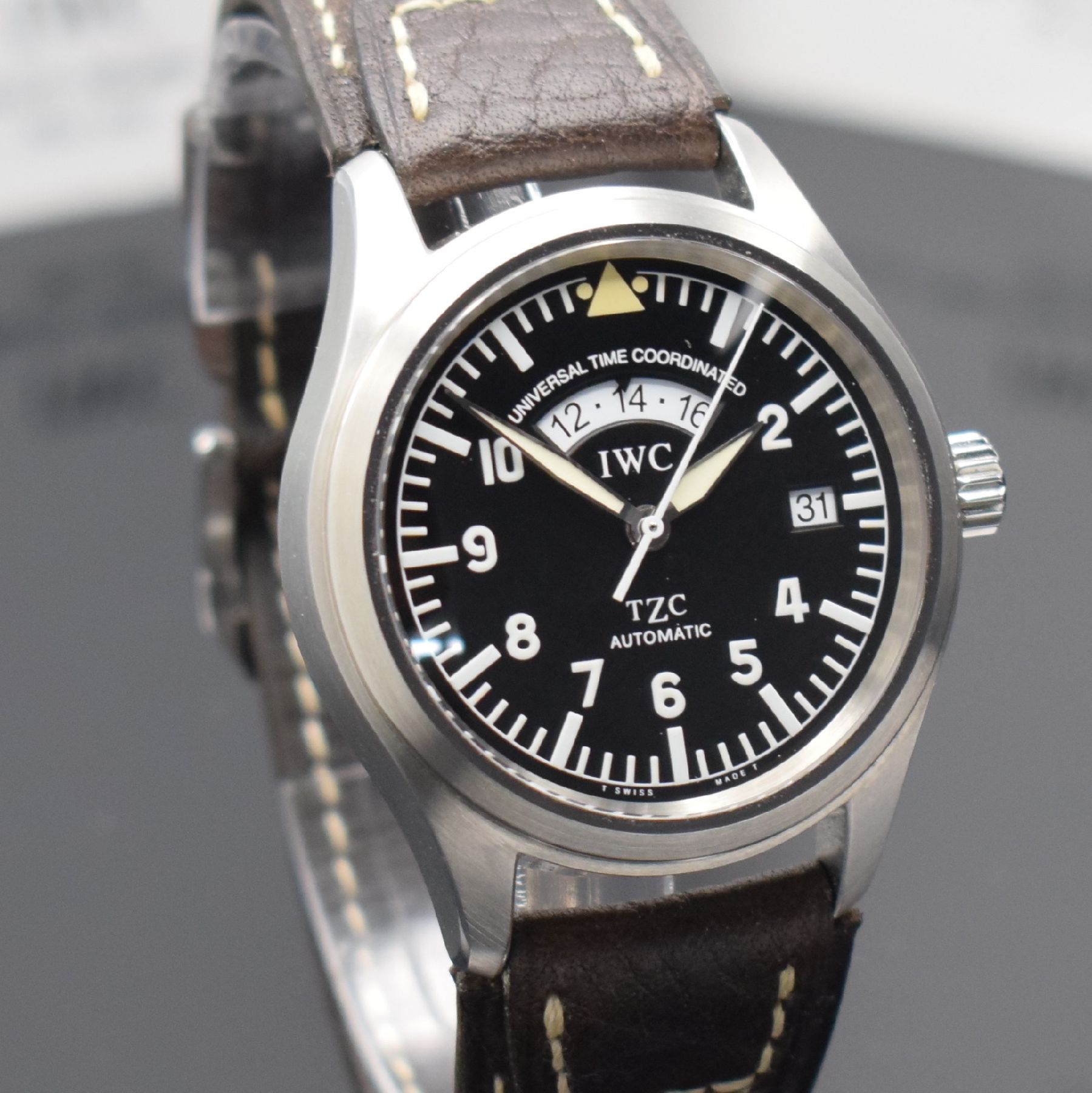 Detail c: IWC Herrenarmbanduhr "Die Fliegeruhr UTC" Referenz IW325101, Automatik, Edelstahlgeh. inkl. orig. Lederband m. orig. Dornschl., Boden & ...