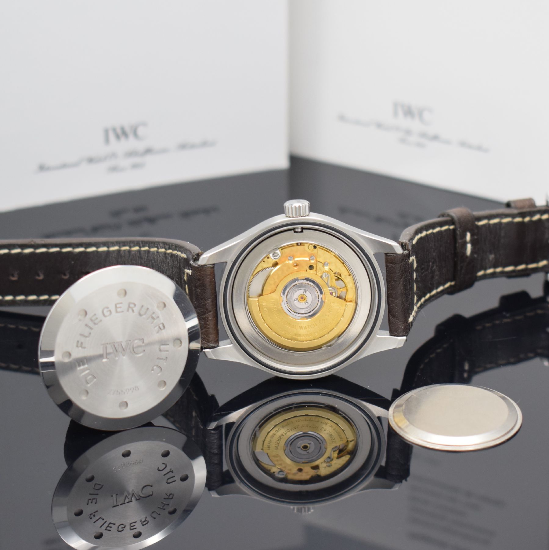 Detail d: IWC Herrenarmbanduhr "Die Fliegeruhr UTC" Referenz IW325101, Automatik, Edelstahlgeh. inkl. orig. Lederband m. orig. Dornschl., Boden & ...