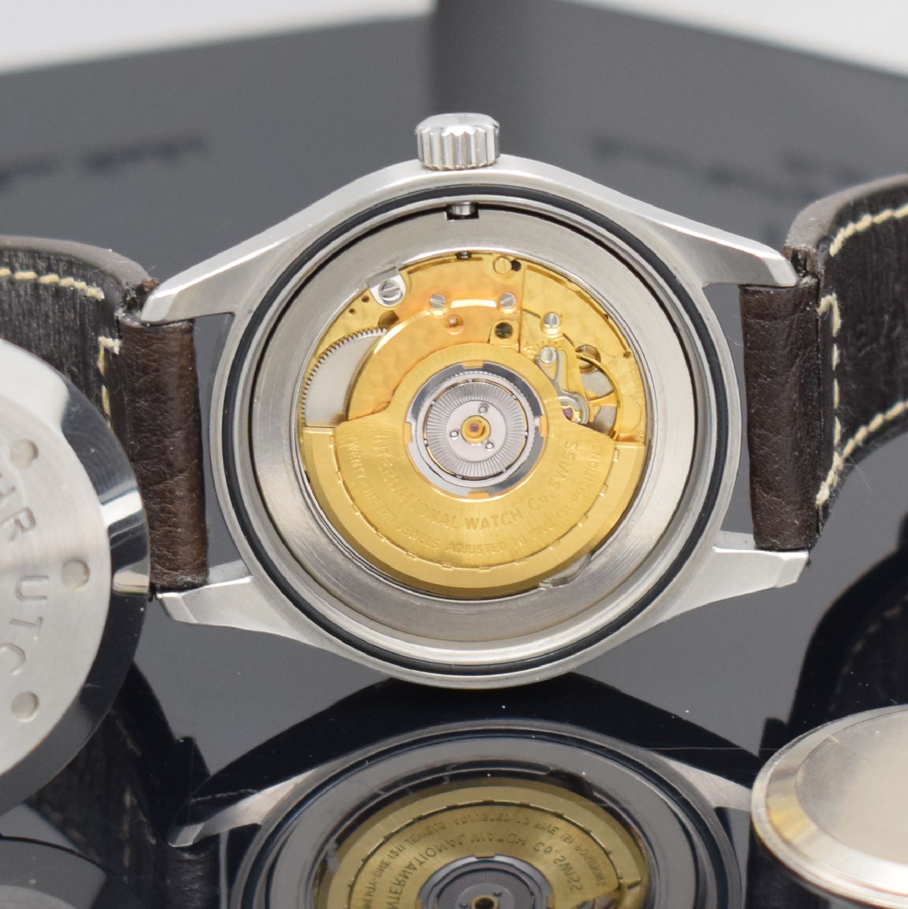 Detail e: IWC Herrenarmbanduhr "Die Fliegeruhr UTC" Referenz IW325101, Automatik, Edelstahlgeh. inkl. orig. Lederband m. orig. Dornschl., Boden & ...