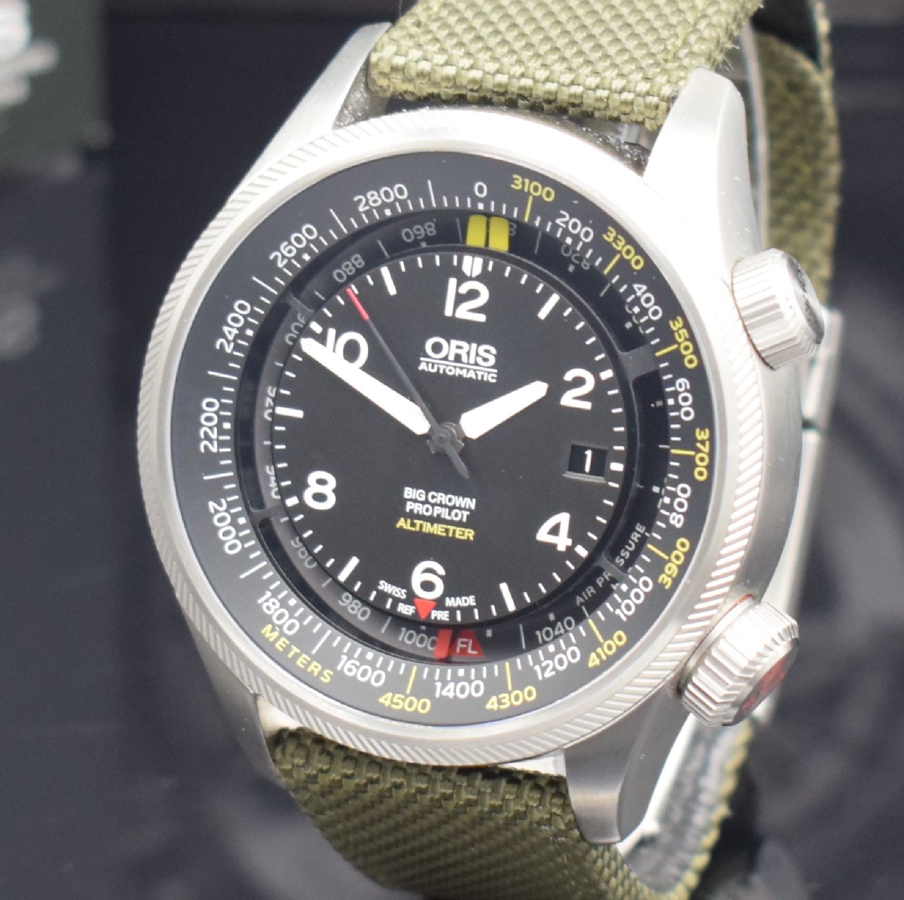 Detail b: ORIS Herrenarmbanduhr Big Crown Propilot Altimester Referenz 01 733 7705 4164, Automatik, massives Edelstahlgeh. inkl. orig. Band m. Faltschl., Boden ...