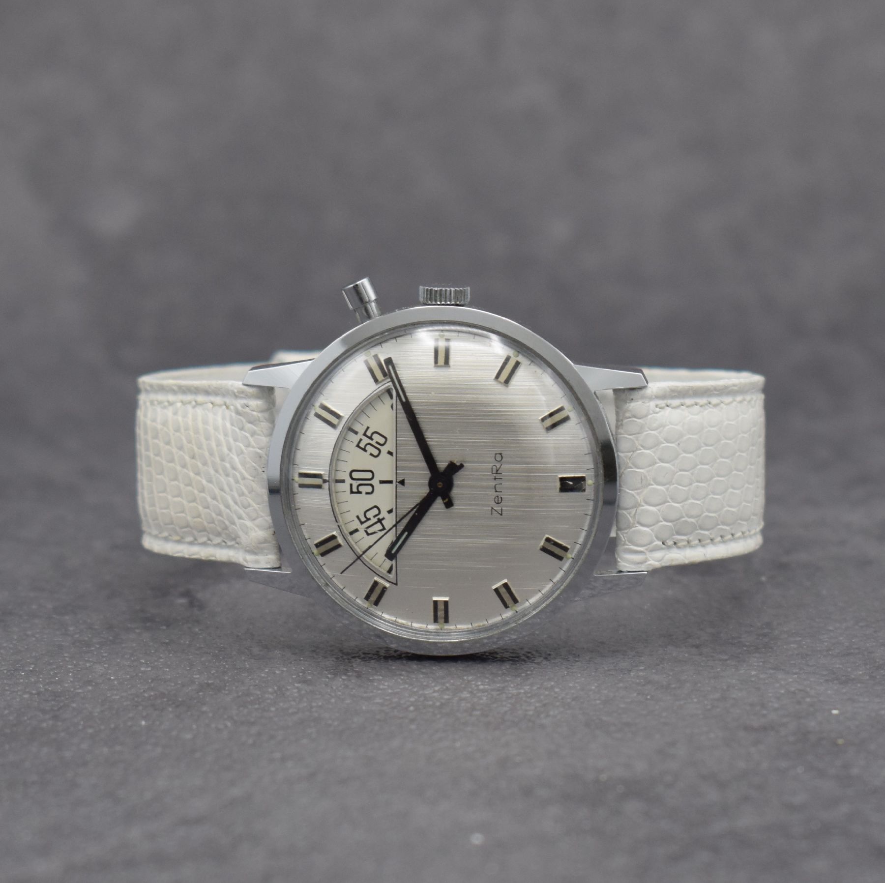 ZENTRA Herrenarmbanduhr, Handaufzug, sog. Parkuhr, Deutschland Ende 50er Jahre Metall verchr., Edelstahlboden aufgedr., einfache Stoppfkt. durch ...