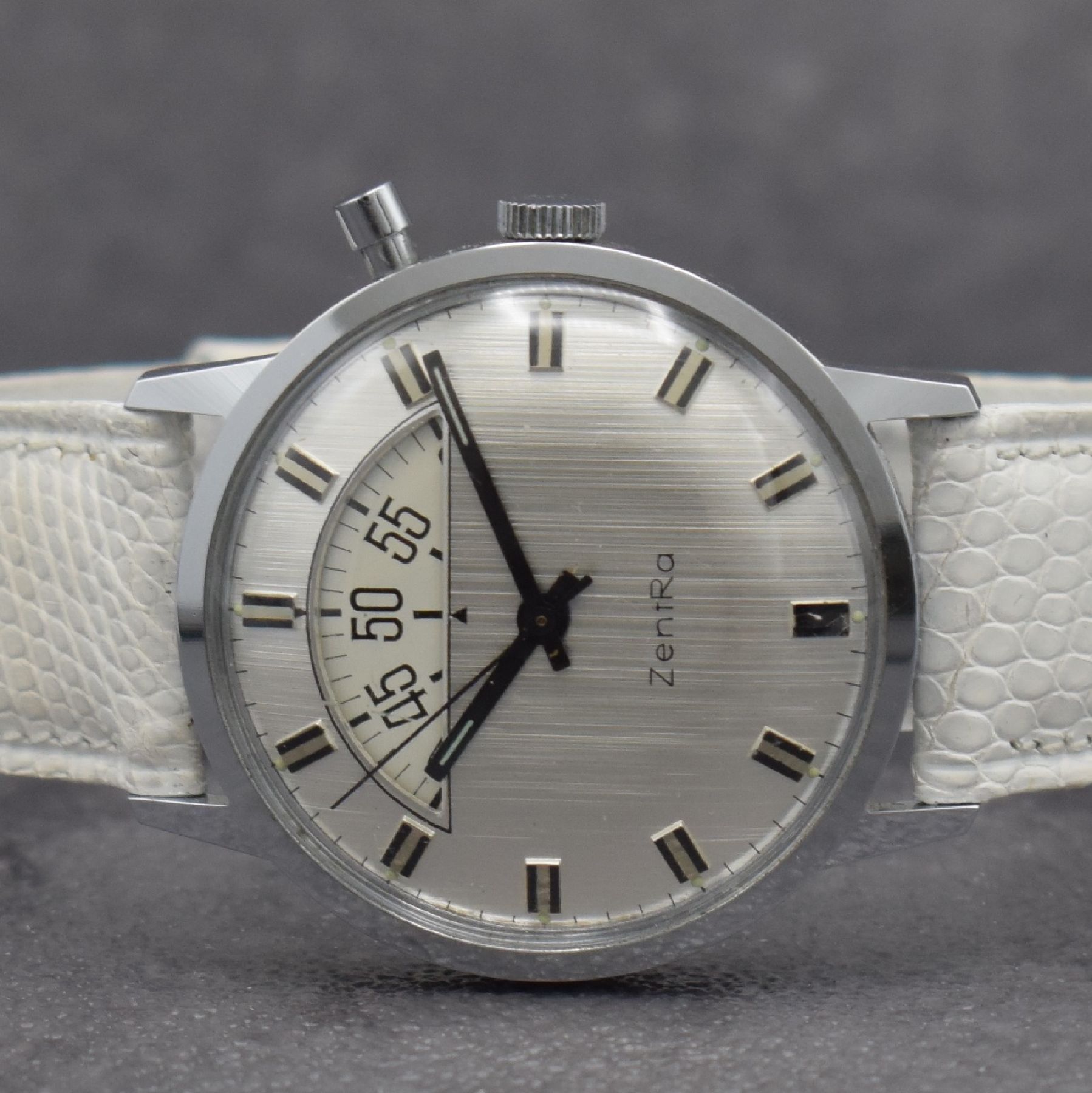 Detail a: ZENTRA Herrenarmbanduhr, Handaufzug, sog. Parkuhr, Deutschland Ende 50er Jahre Metall verchr., Edelstahlboden aufgedr., einfache Stoppfkt. durch ...