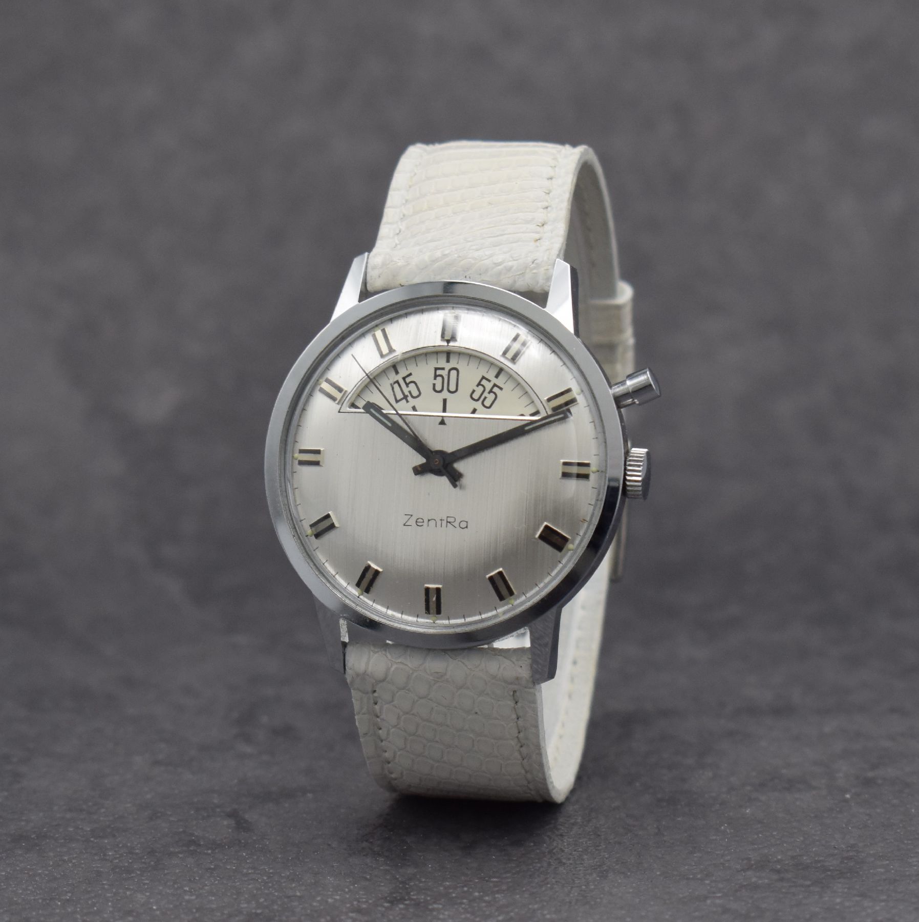 Detail b: ZENTRA Herrenarmbanduhr, Handaufzug, sog. Parkuhr, Deutschland Ende 50er Jahre Metall verchr., Edelstahlboden aufgedr., einfache Stoppfkt. durch ...
