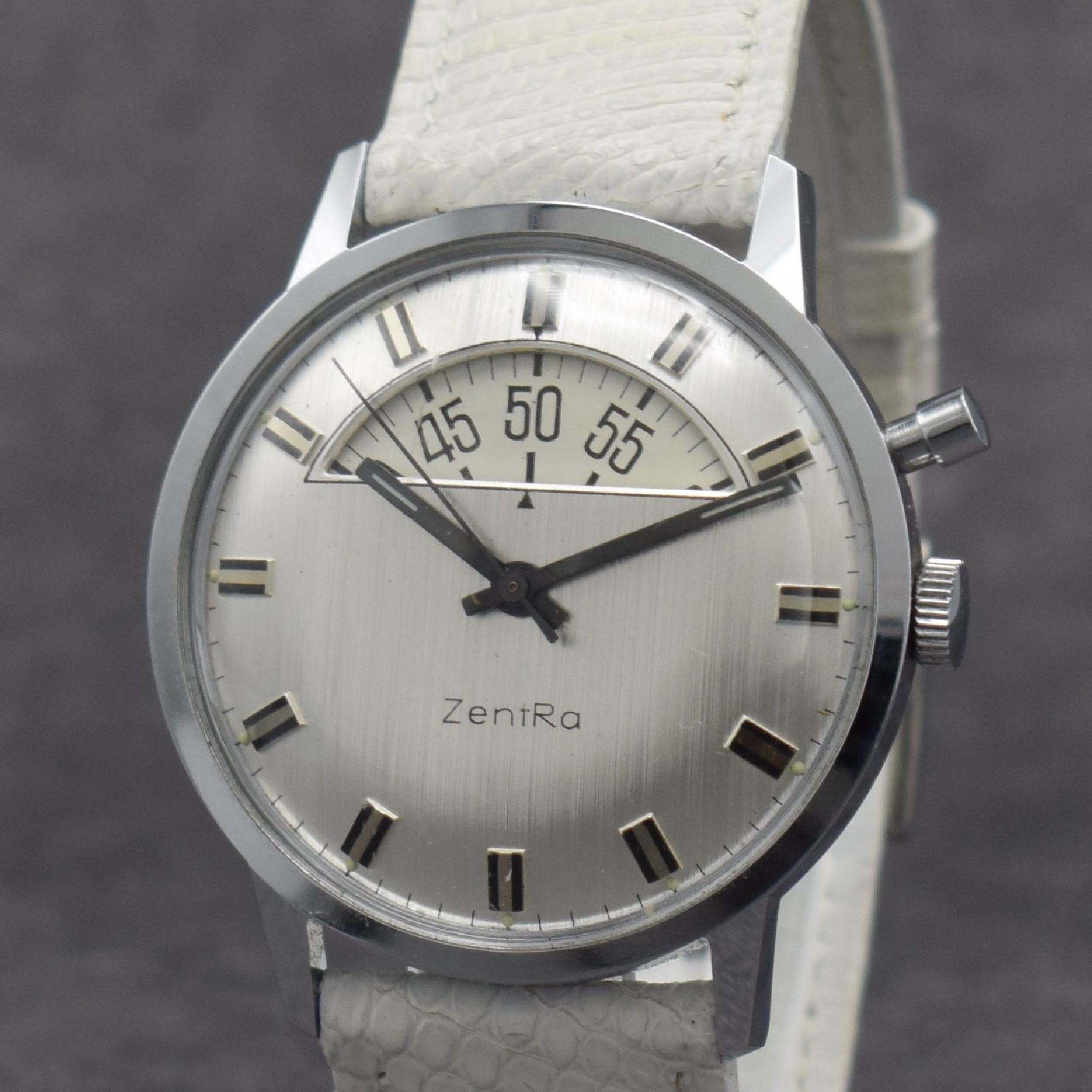Detail c: ZENTRA Herrenarmbanduhr, Handaufzug, sog. Parkuhr, Deutschland Ende 50er Jahre Metall verchr., Edelstahlboden aufgedr., einfache Stoppfkt. durch ...